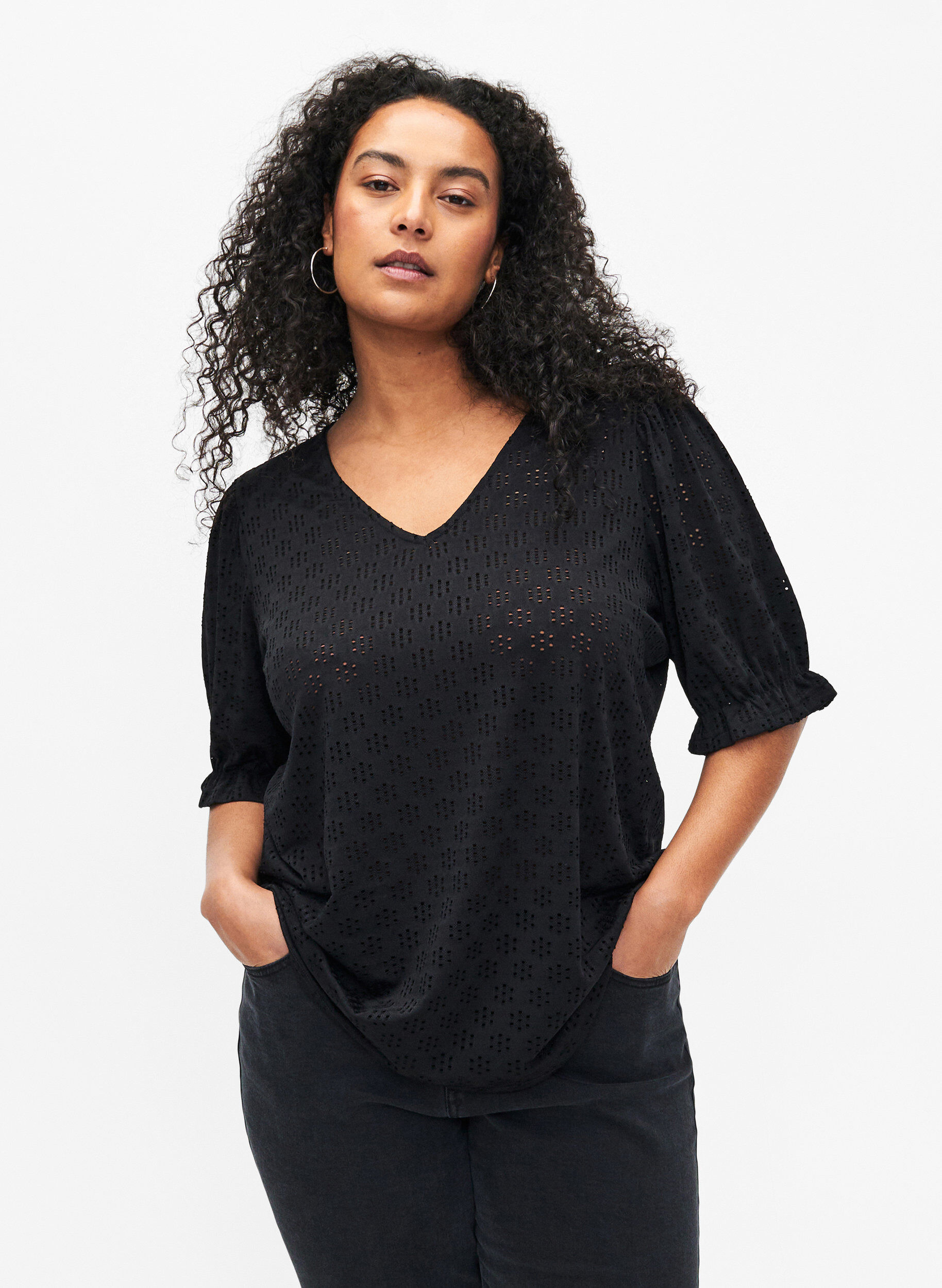 Zizzi Blouse met V-hals en gaatjespatroon, Black, Model image number 0
