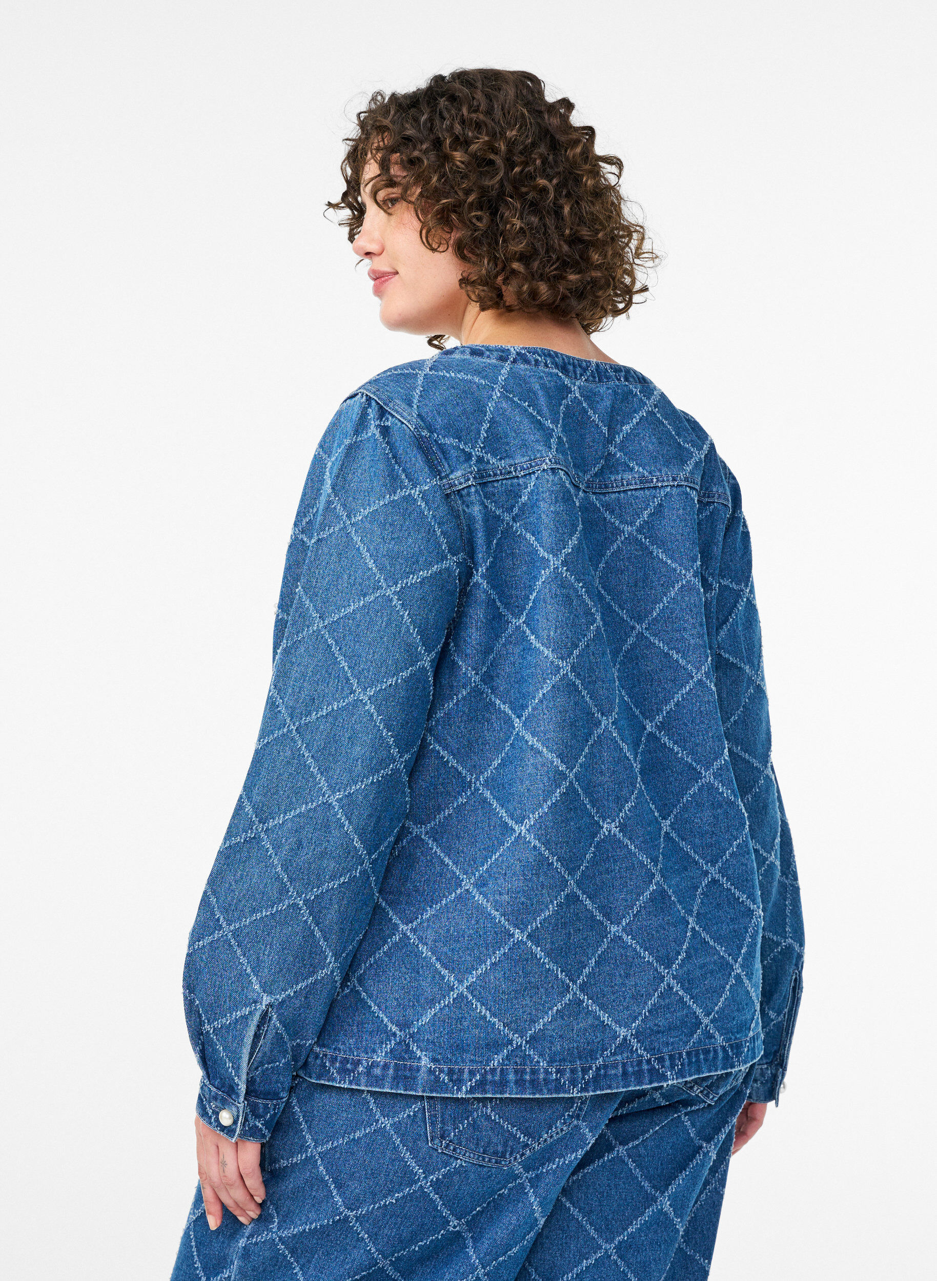 Zizzi Denim blouse met destroyed patroon en pareldetails, Blauw, Model image number 2
