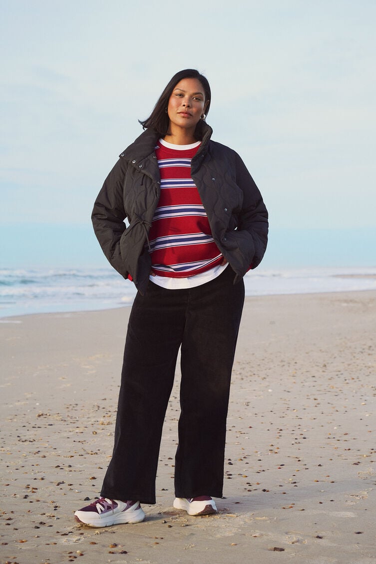 Korte gewatteerde jas met strikken, , Model