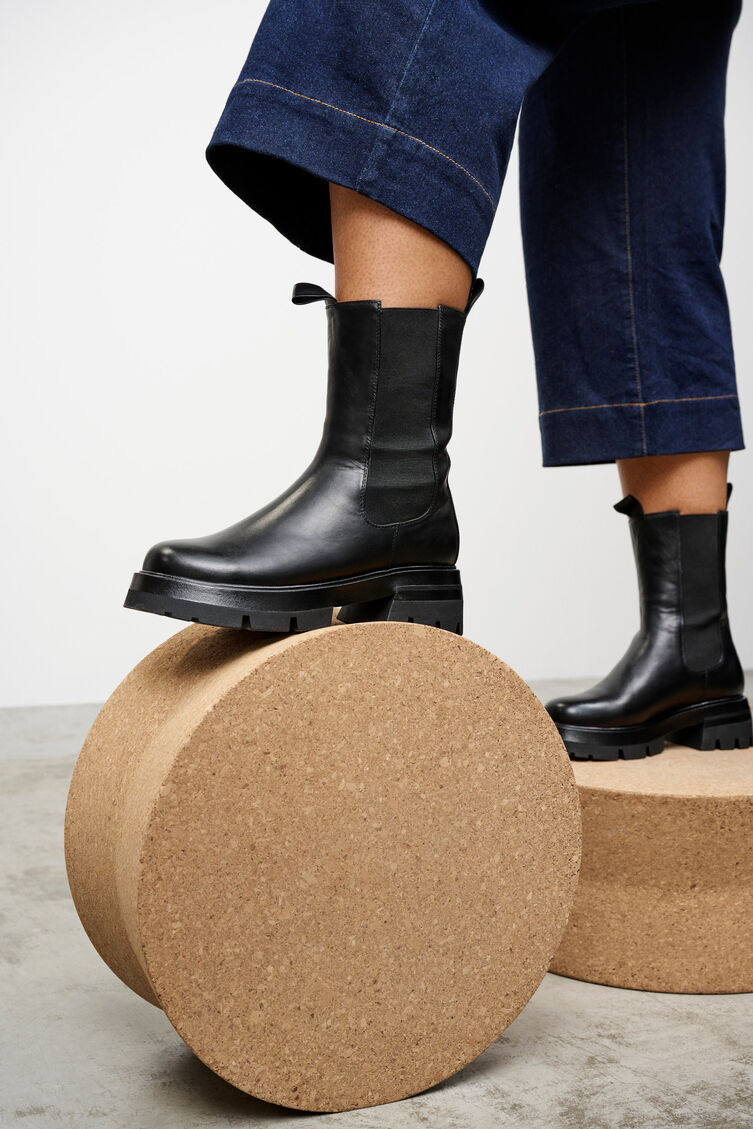 Brede leren laars met elastische pasvorm, Black, Model image number 1