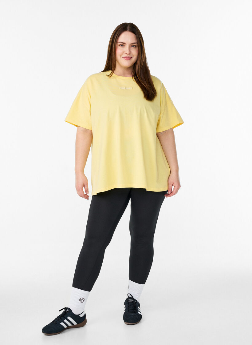 T-shirt van biologisch katoen met klein frontmotief, Geel, Model image number 1