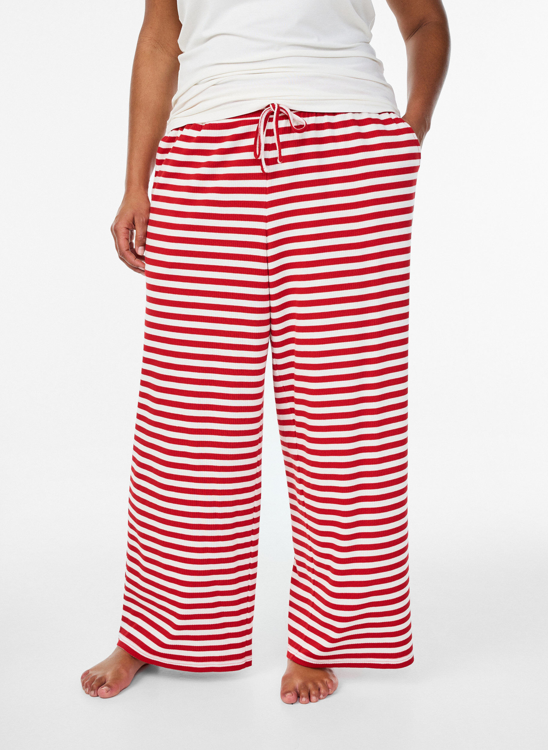Zizzi Gestreepte pyjamabroek met een high waist en wijde pijpen, Rood, Model image number 2