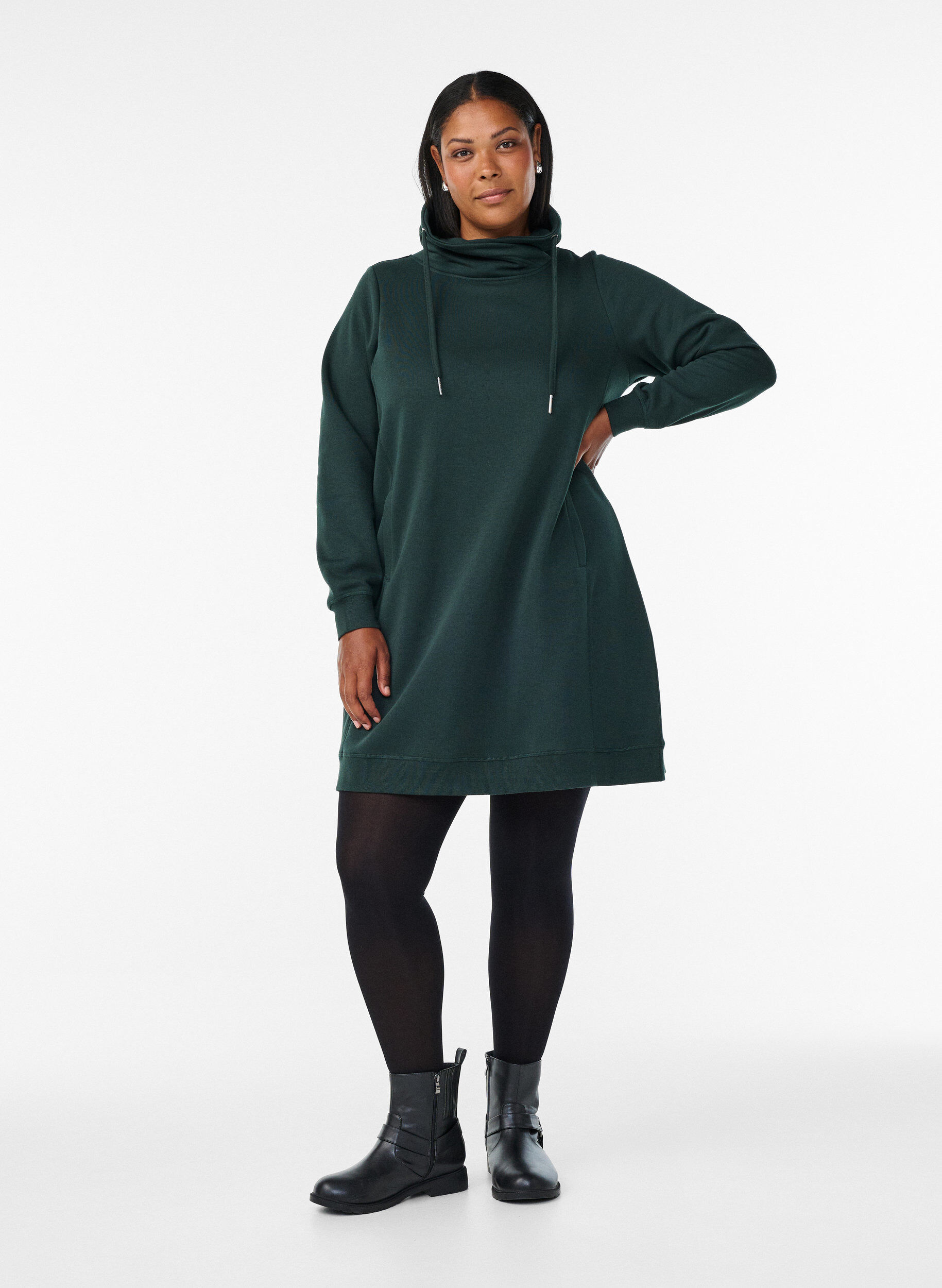 Zizzi FLASH - Kort sweatshirt jurk met hoge kraag en zakken, Groen, Model image number 1