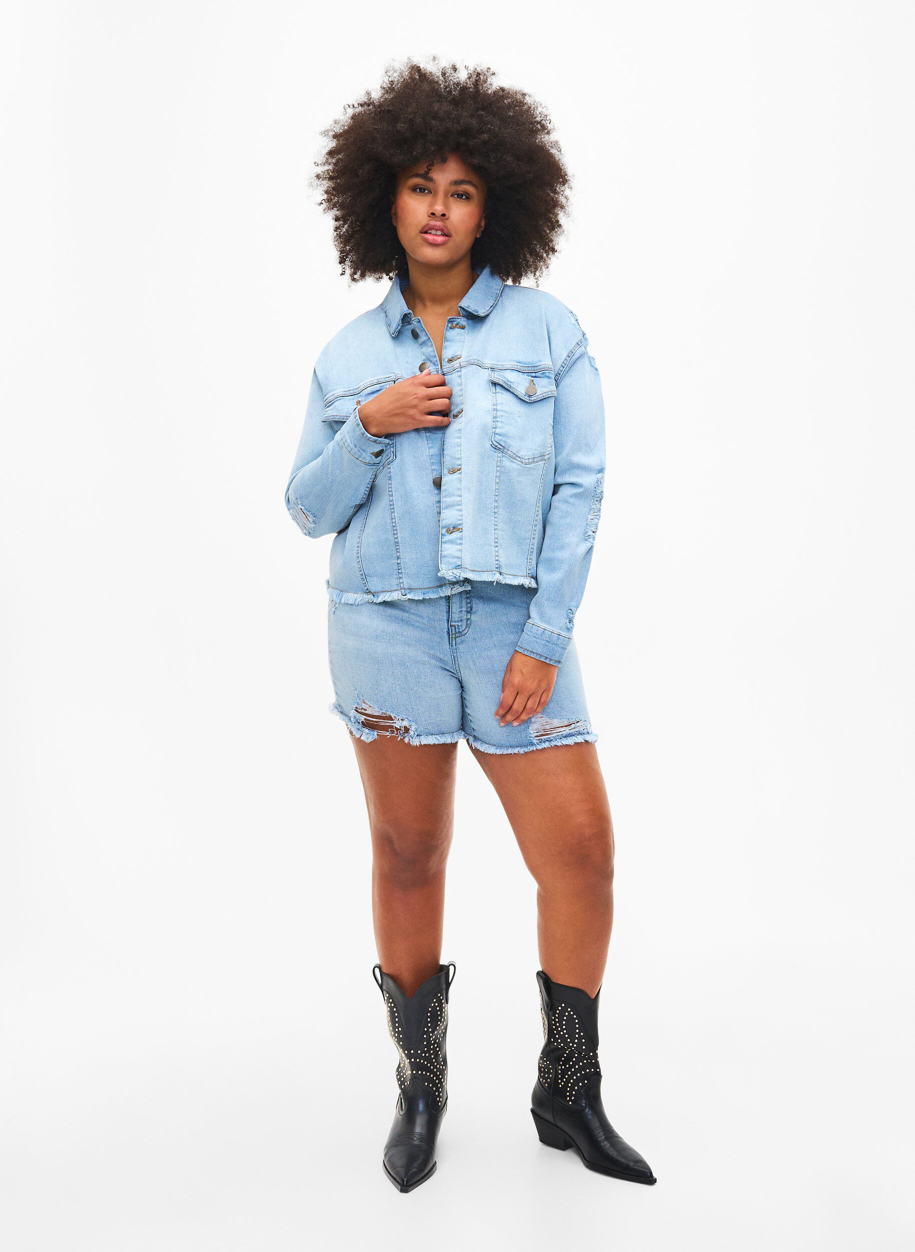 Zizzi Kort spijkerjasje met distressing details, Light Blue Denim, Model image number 2
