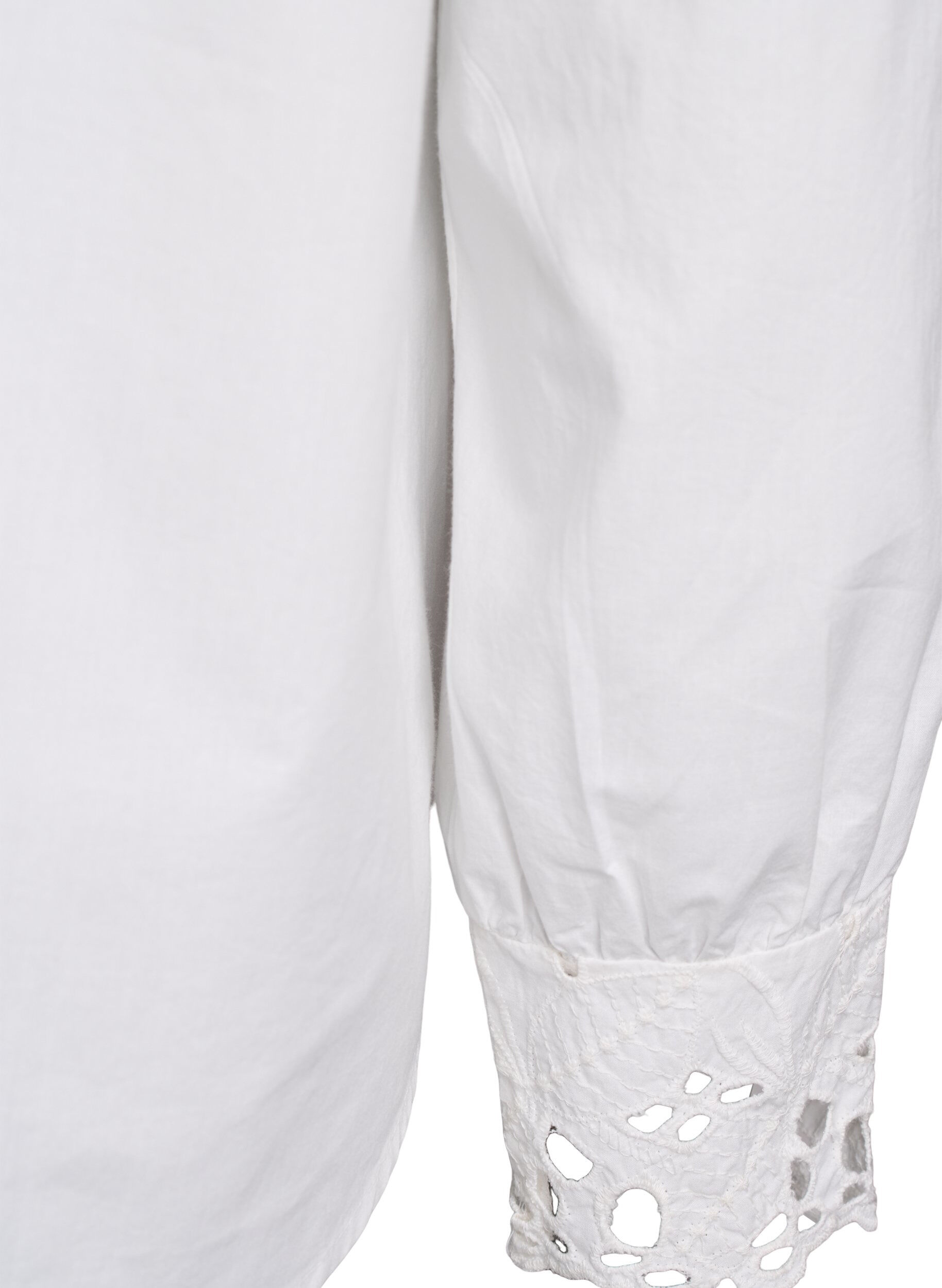 Zizzi Blouse met V-hals en broderie anglaise details, Wit, Packshot image number 4