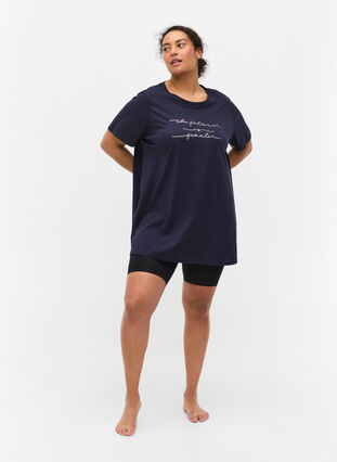 Oversized pyjama t-shirt met biologisch katoen, Night Sky Text, Model image number 2