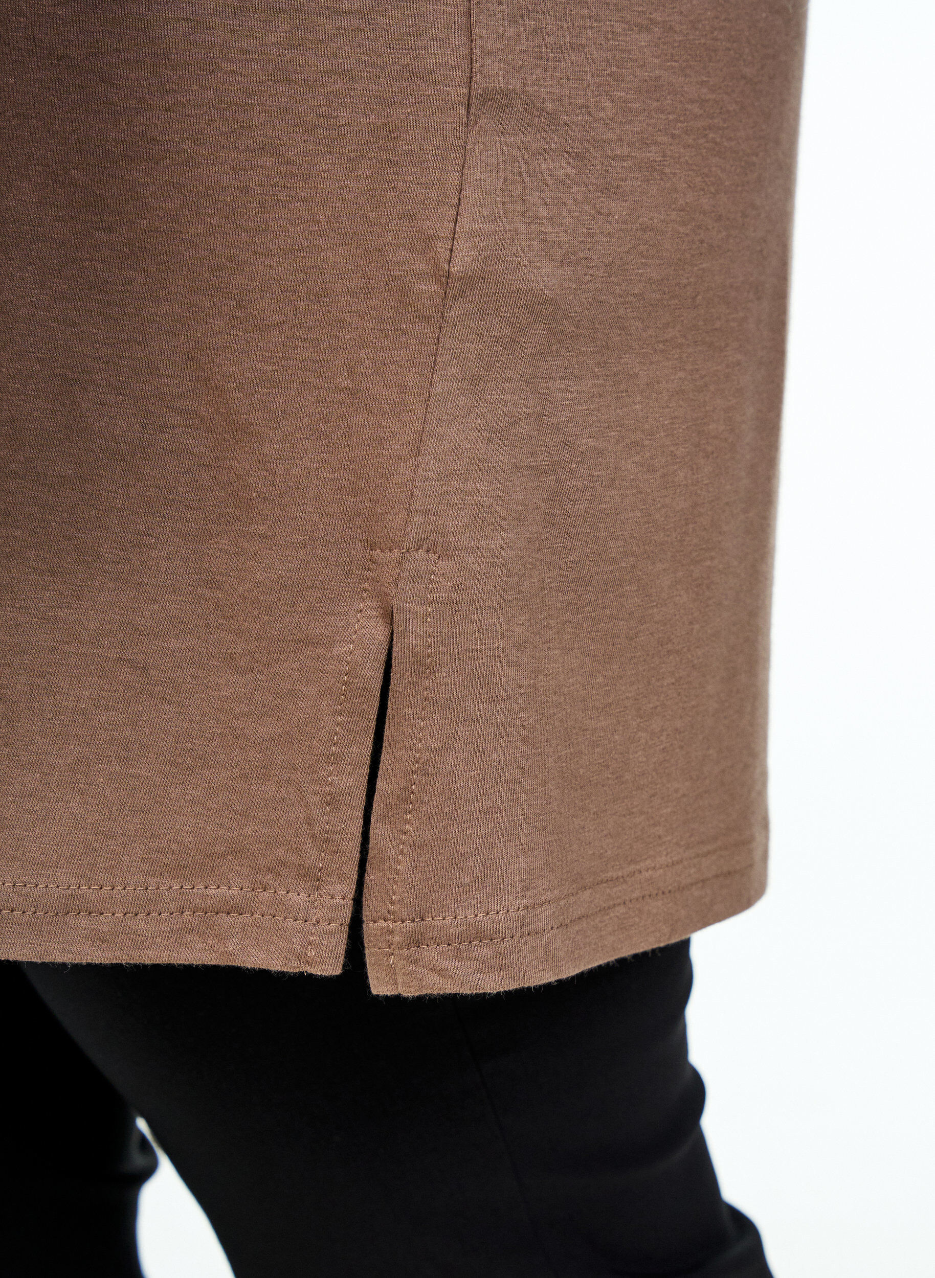 Zizzi Enkelkleurig oversized T-shirt met V-hals, Bruin, Model image number 3