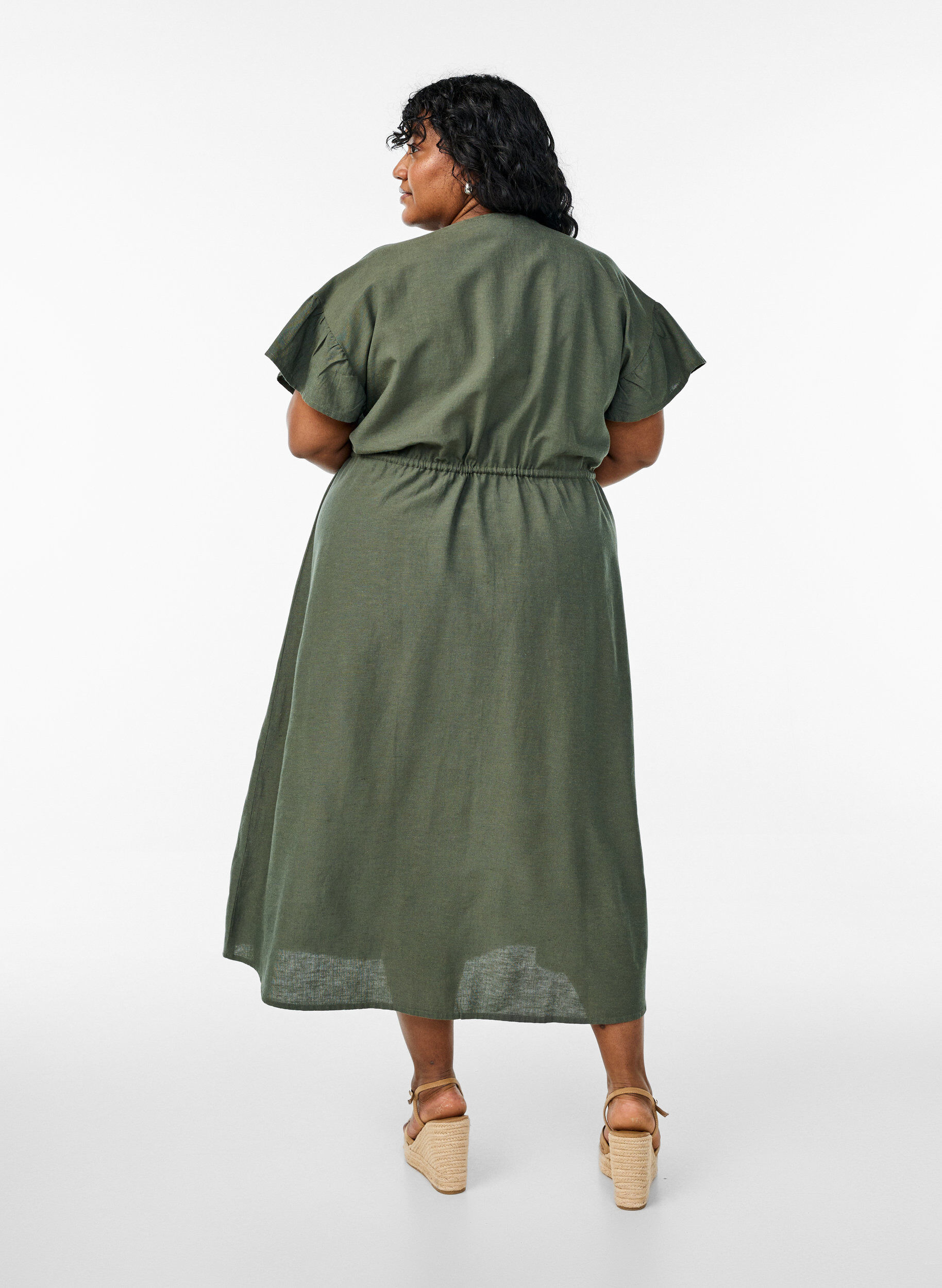 Zizzi Maxi jurk met knopen en bindriem, Groen, Model image number 2
