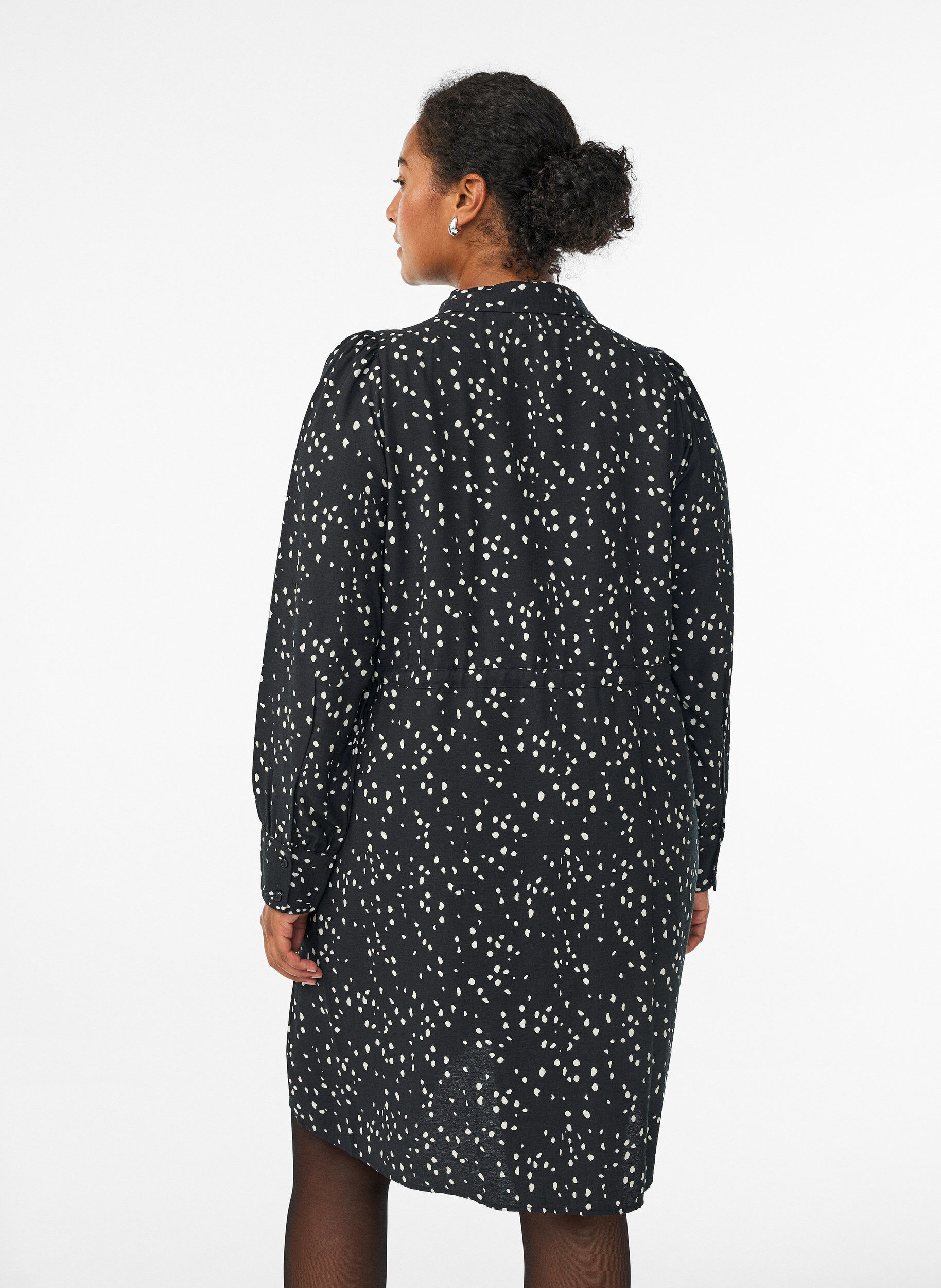 Zizzi Shirt jurk met strikceintuur en print, Zwart, Model image number 2