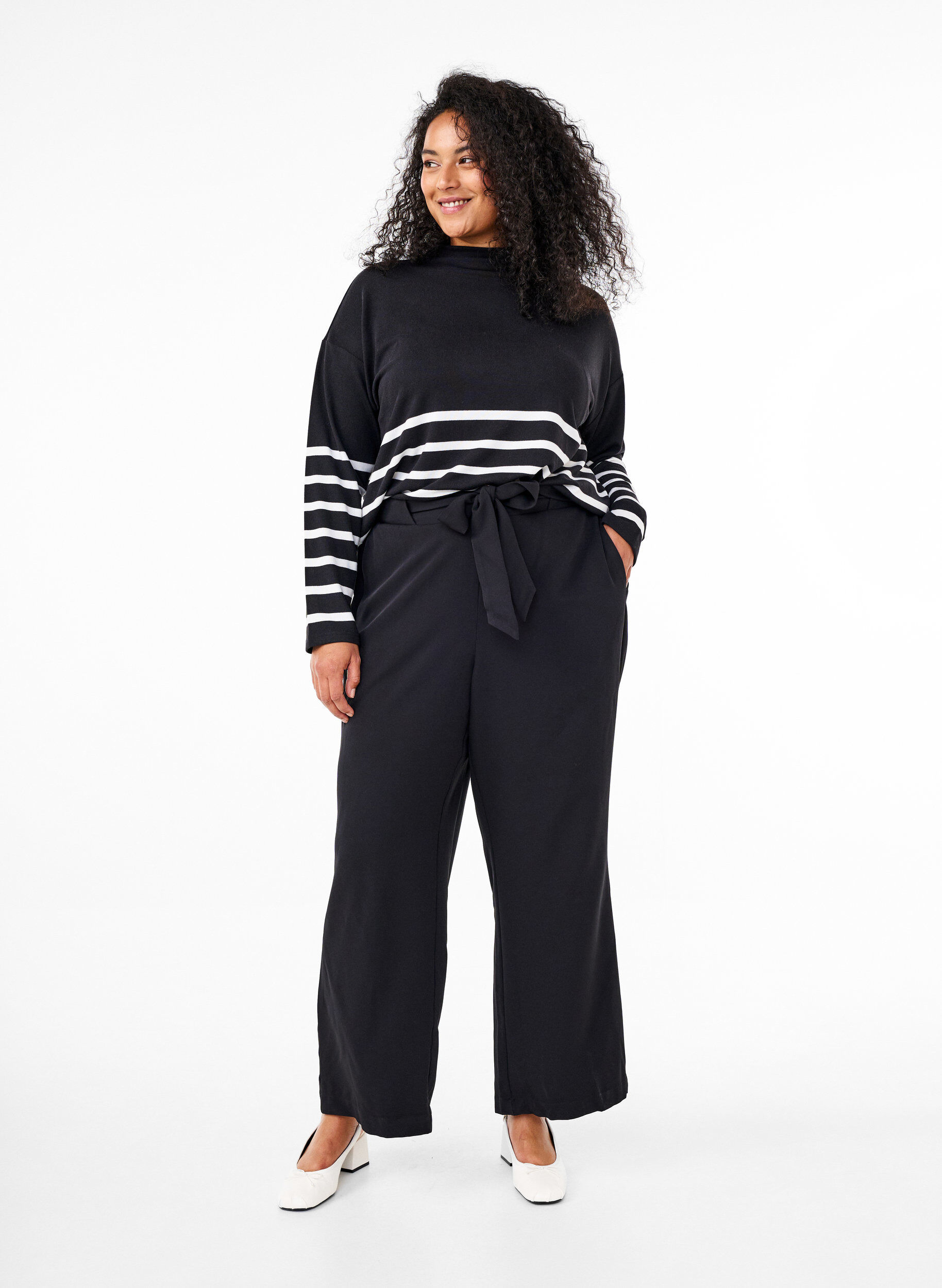 Zizzi Luchtige broek met hoge taille en strikriem, Zwart, Model image number 0