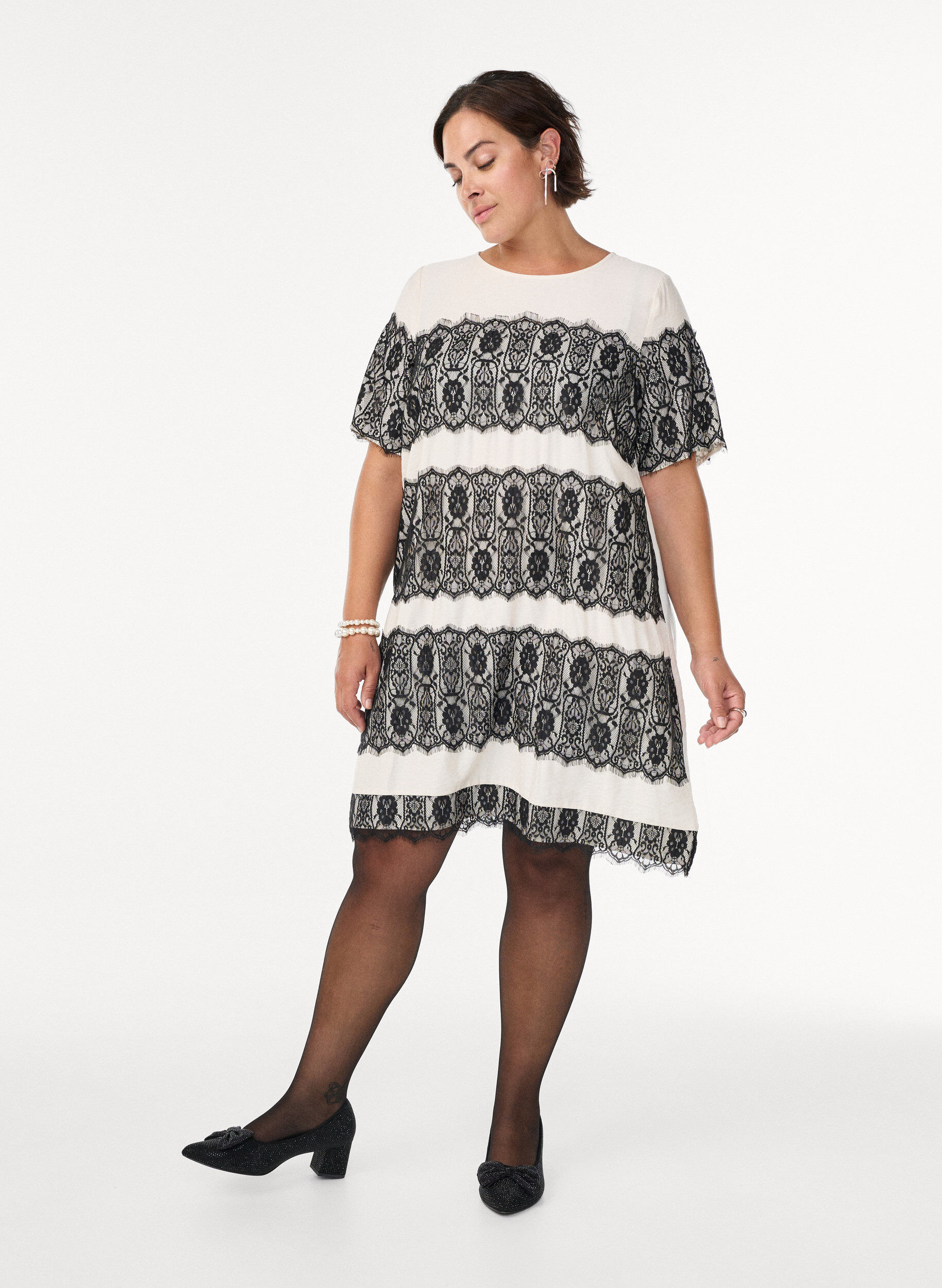 Zizzi Korte jurk met contrasterende kanten panelen, Beige, Model image number 1