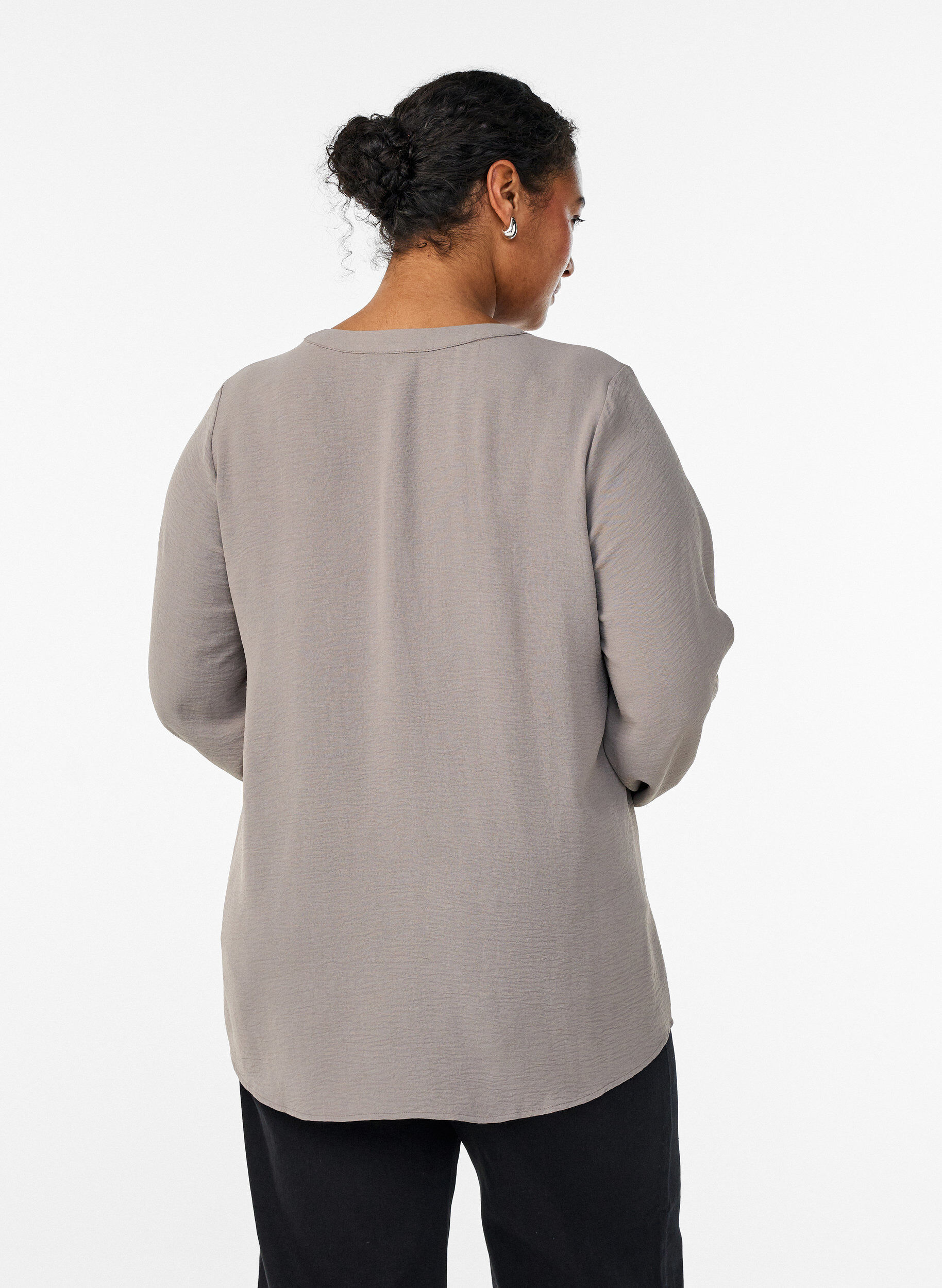 Zizzi Blouse met smockmanchetten en V-hals, Beige, Model image number 2