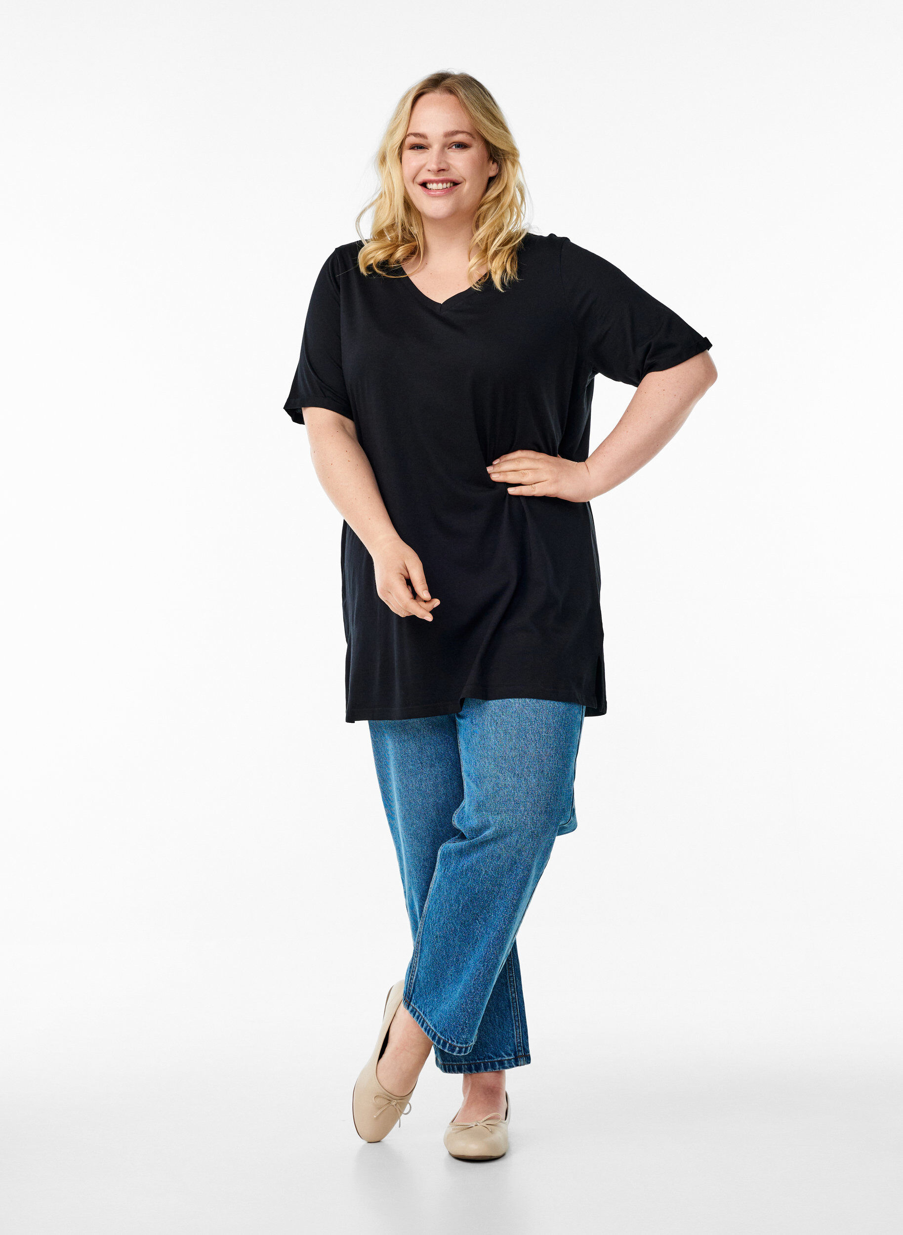 Zizzi Enkelkleurig oversized T-shirt met V-hals, Zwart, Model image number 1