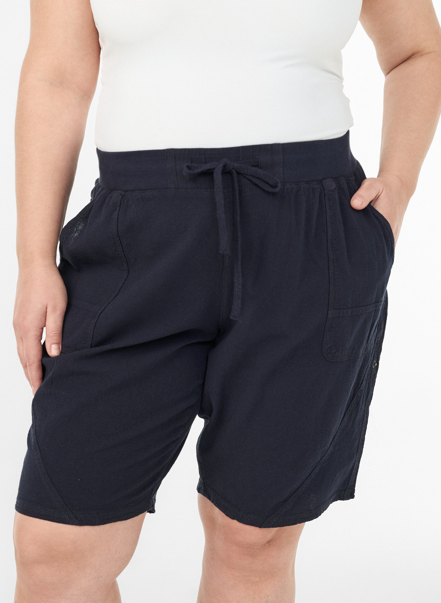 Zizzi Losse katoenen short met zakken, Blauw, Model image number 3