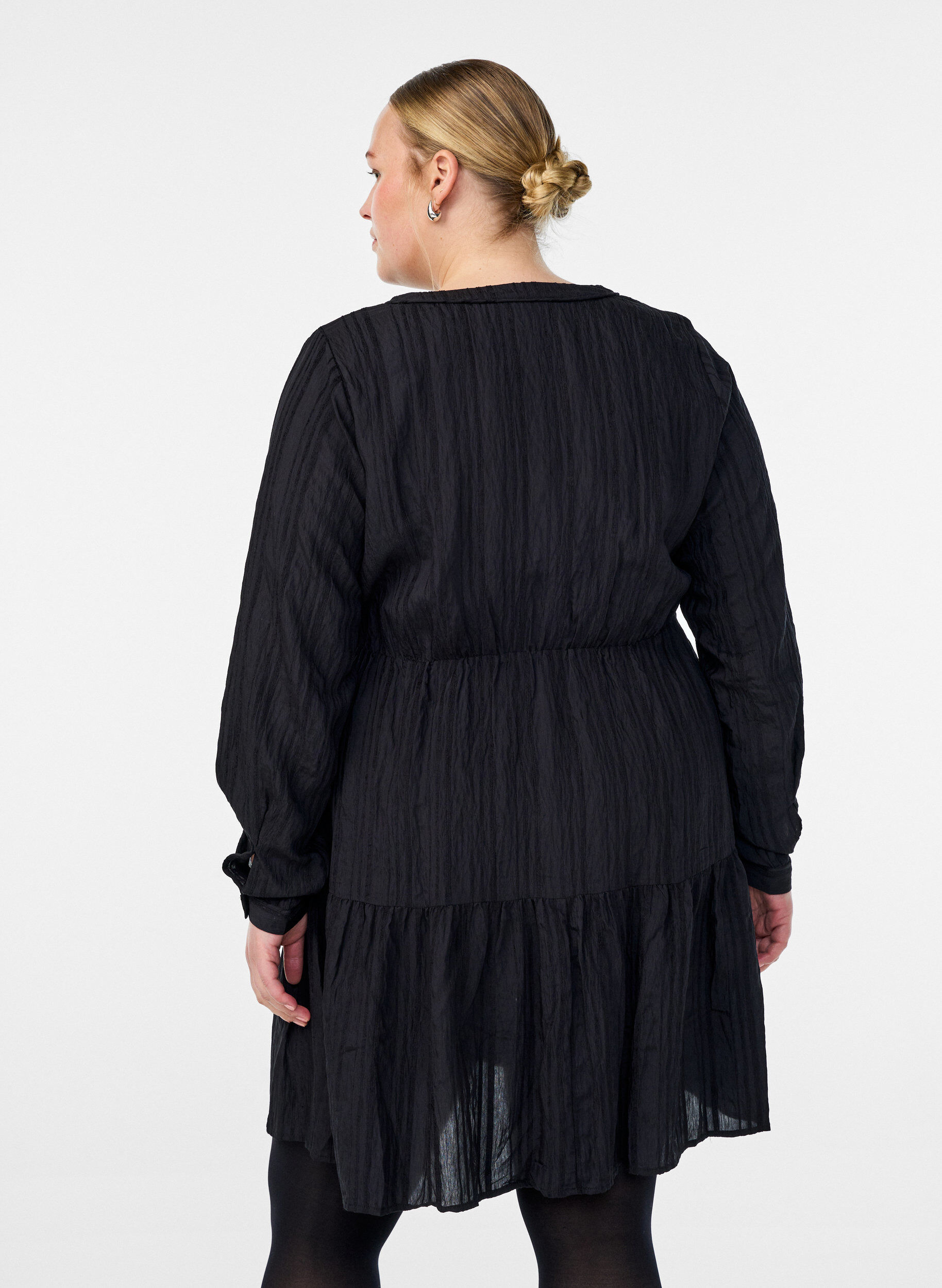 Zizzi Korte jurk met geweven streepstructuur en elastische taille, Zwart, Model image number 2