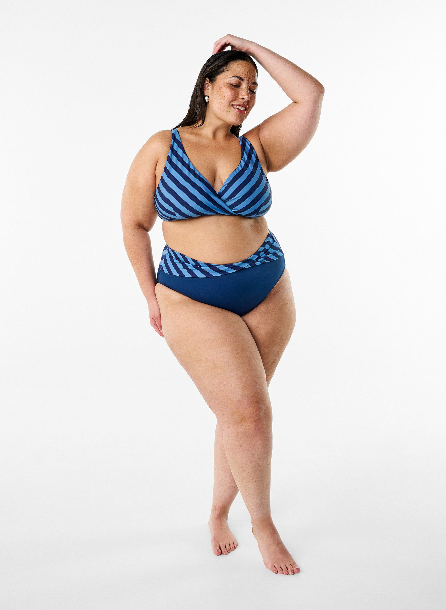 Zizzi Driehoekige bikinitop met strepen en een wikkel detail, Blauw, Model image number 1