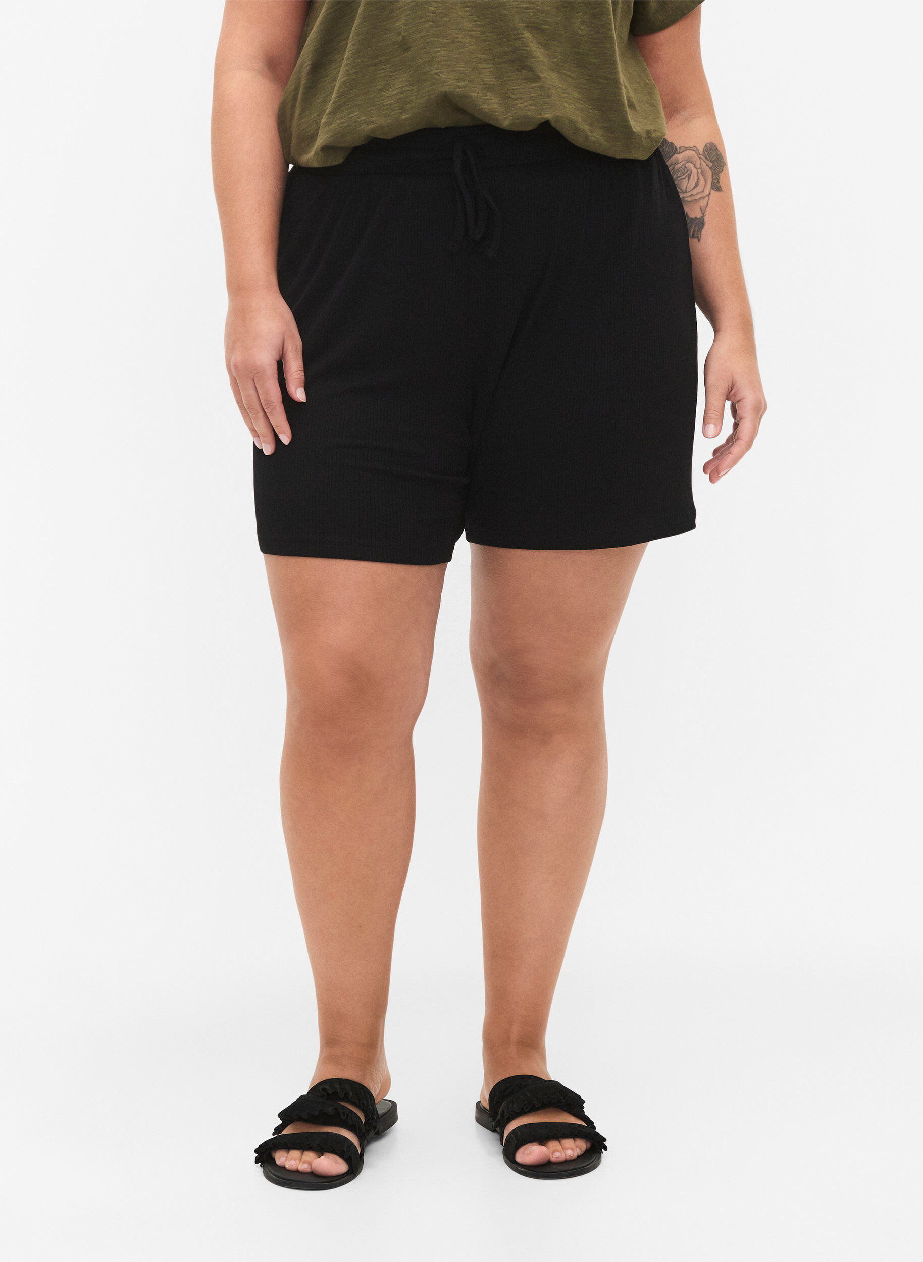 Zizzi Losse viscose short met ribstructuur, Black, Model image number 2