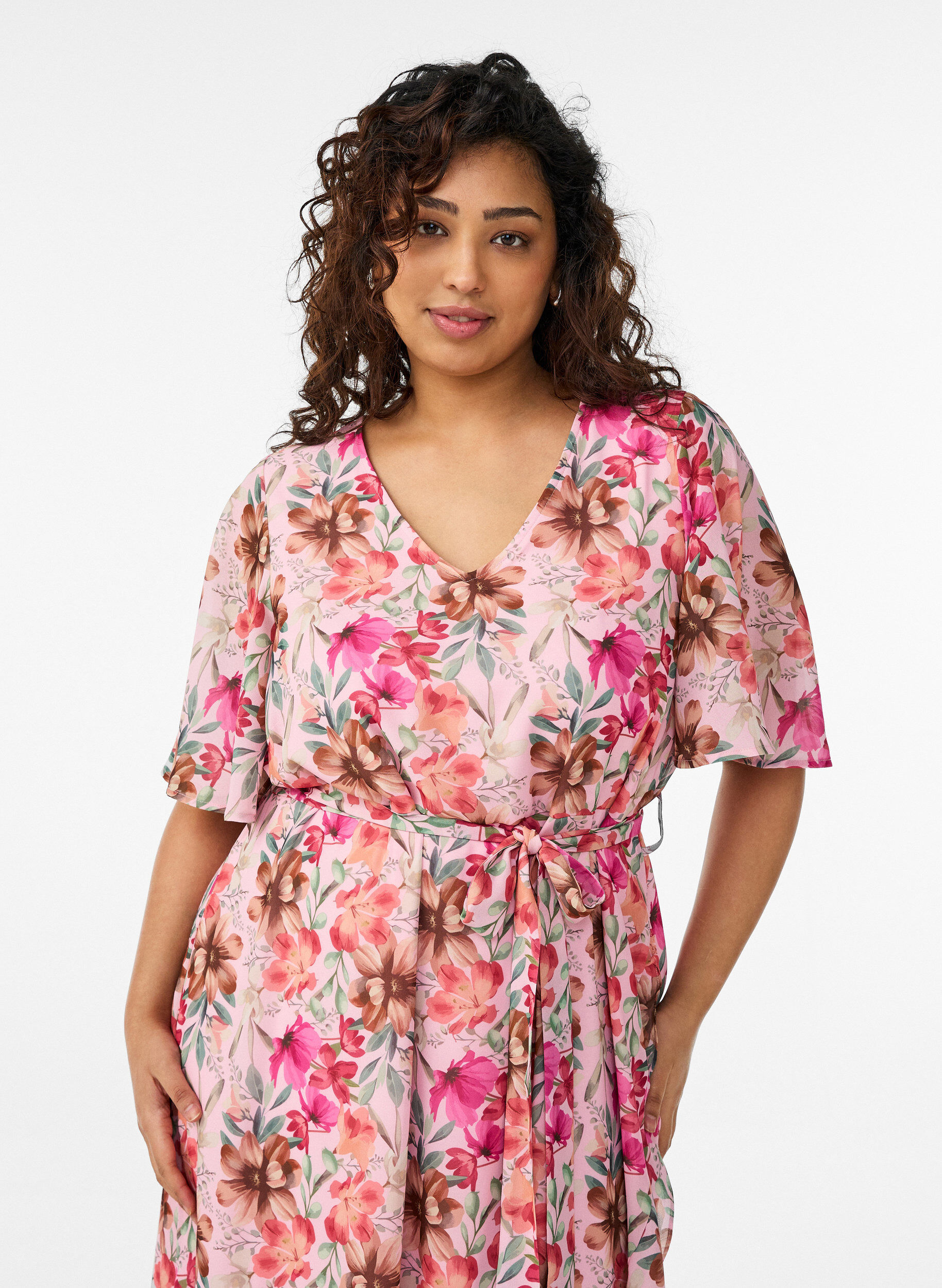Zizzi Chiffon maxi-jurk met een V-hals en ruches aan de zoom, Roze, Model image number 2