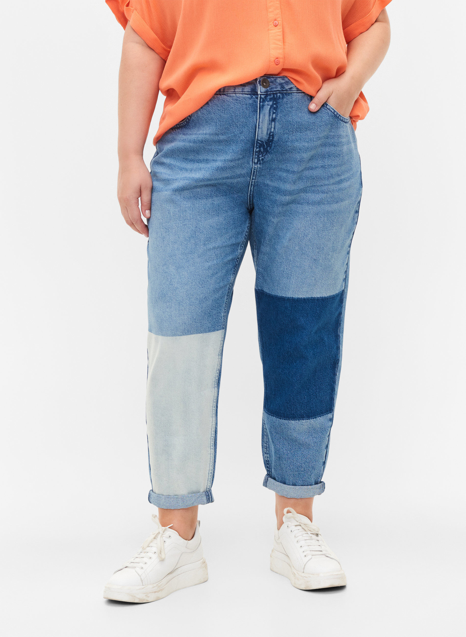 Zizzi Mille mom-fit jeans met colour-blocking, Blue Denim Comb, Model image number 2