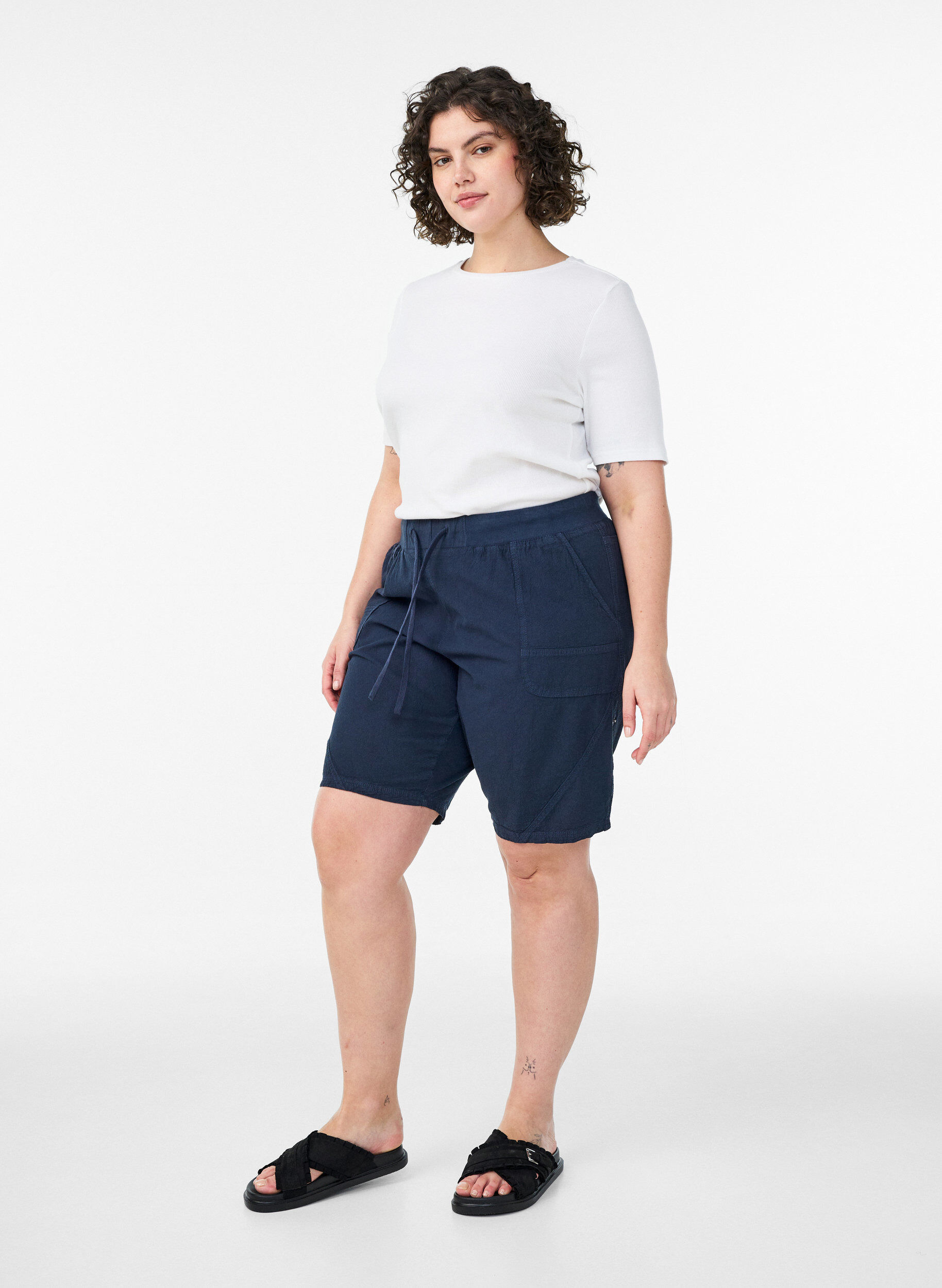 Zizzi Losse katoenen short met zakken, Blauw, Model image number 1
