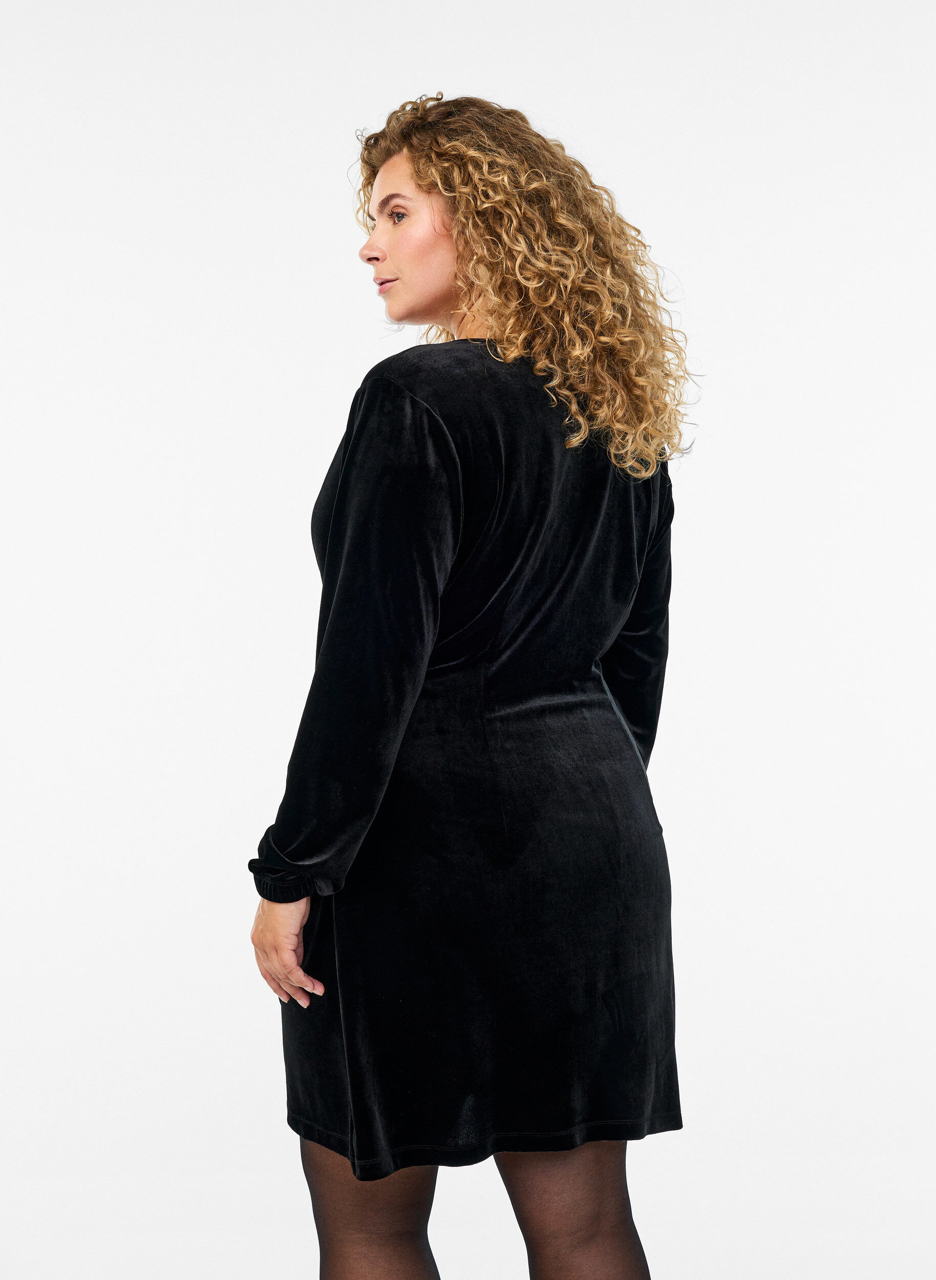 Zizzi Korte velours jurk met wikkel-effect, Zwart, Model image number 2