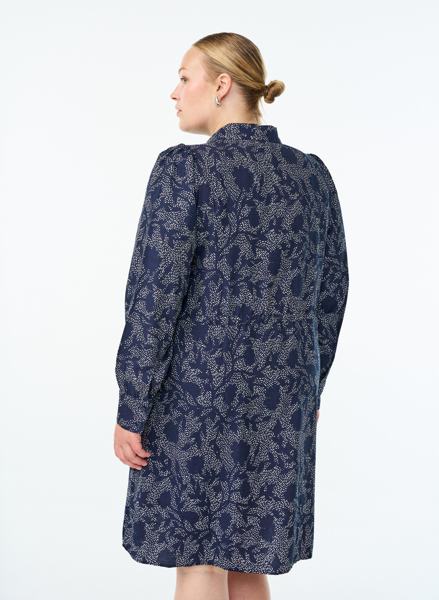 Zizzi Shirt jurk met strikceintuur en print, Blauw, Model image number 2