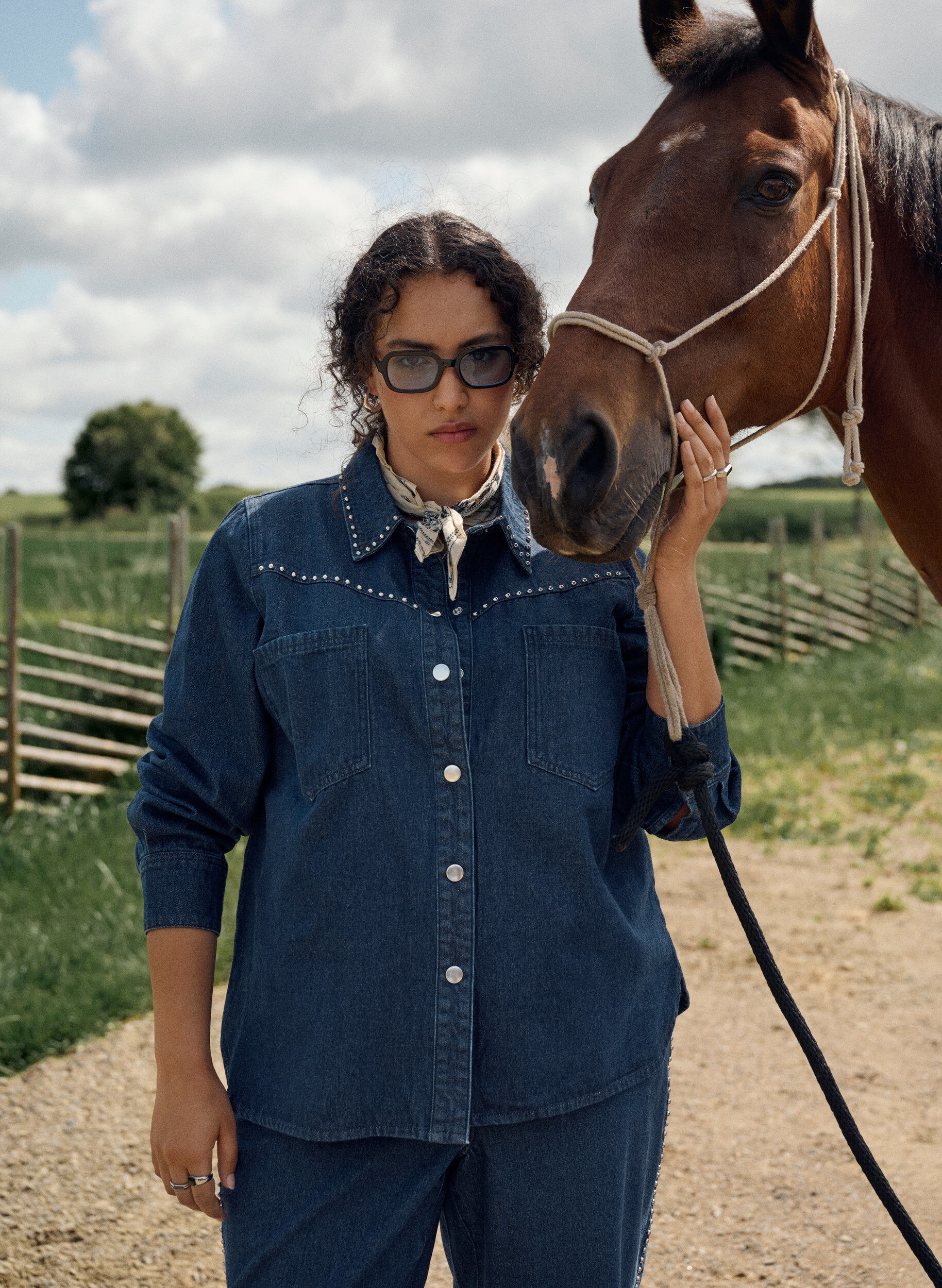 Zizzi Denimshirt met studs, Blauw, Image image number 0