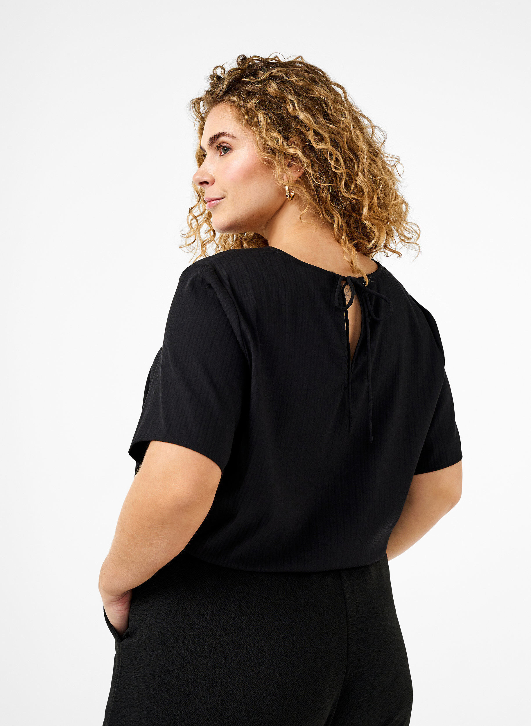 Zizzi Blouse van viscose met korte mouwen en strikjes, Black, Model image number 1