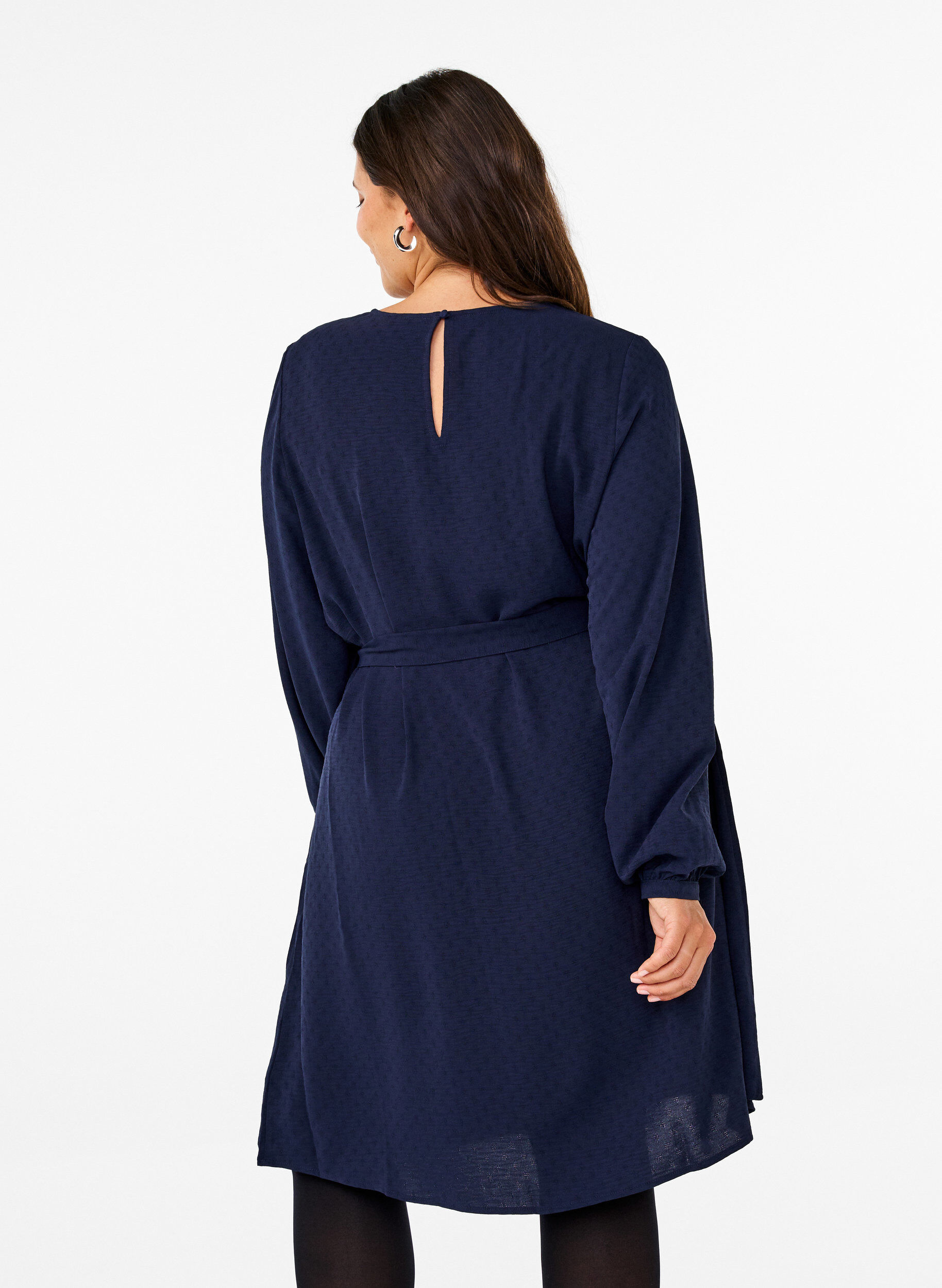 Zizzi Korte jurk van textuurstof met een strikriem, Navy Blazer, Model image number 1