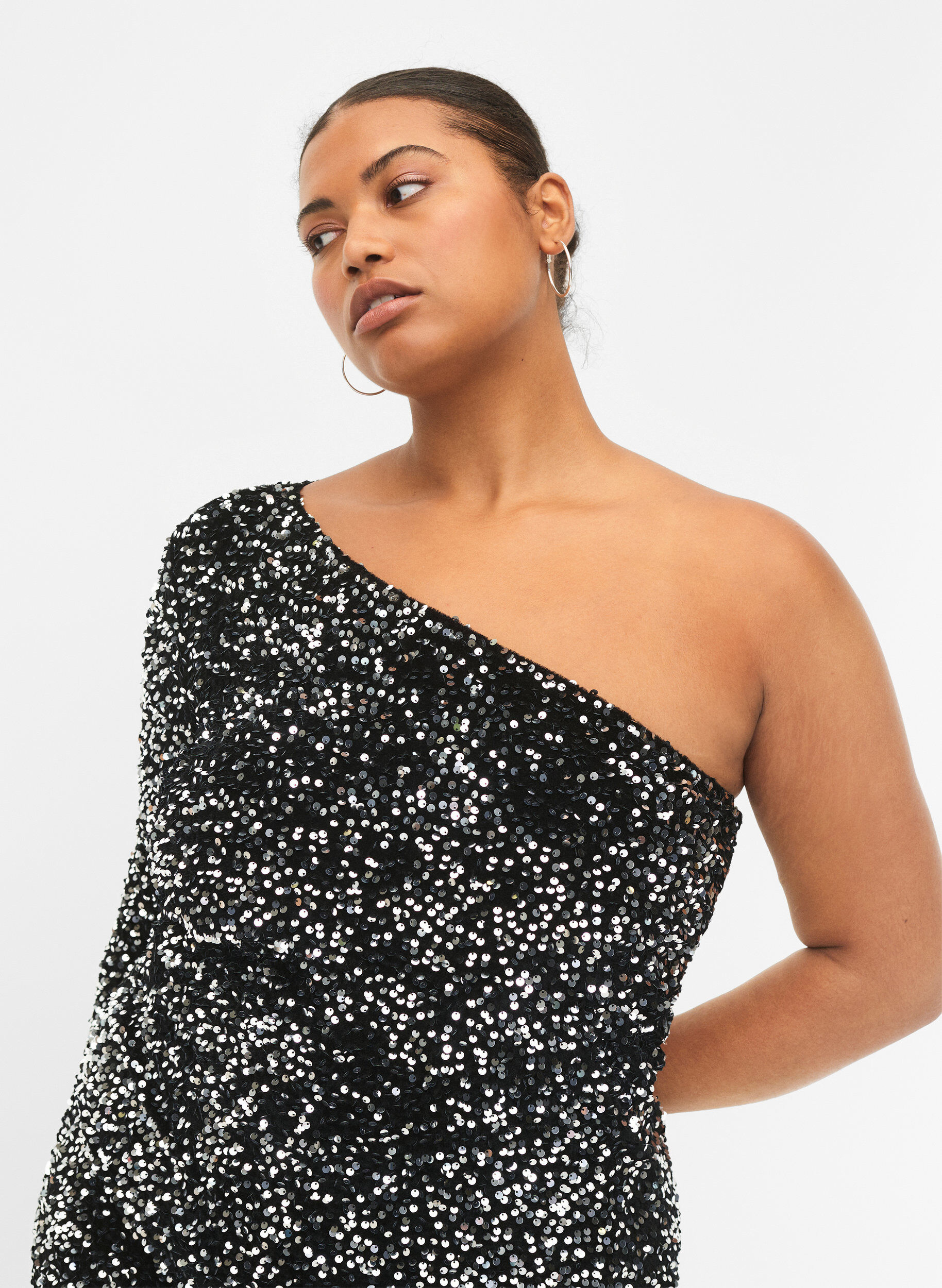Zizzi Korte one-shoulder jurk met pailletten, Black/Silver Sequins, Model image number 2
