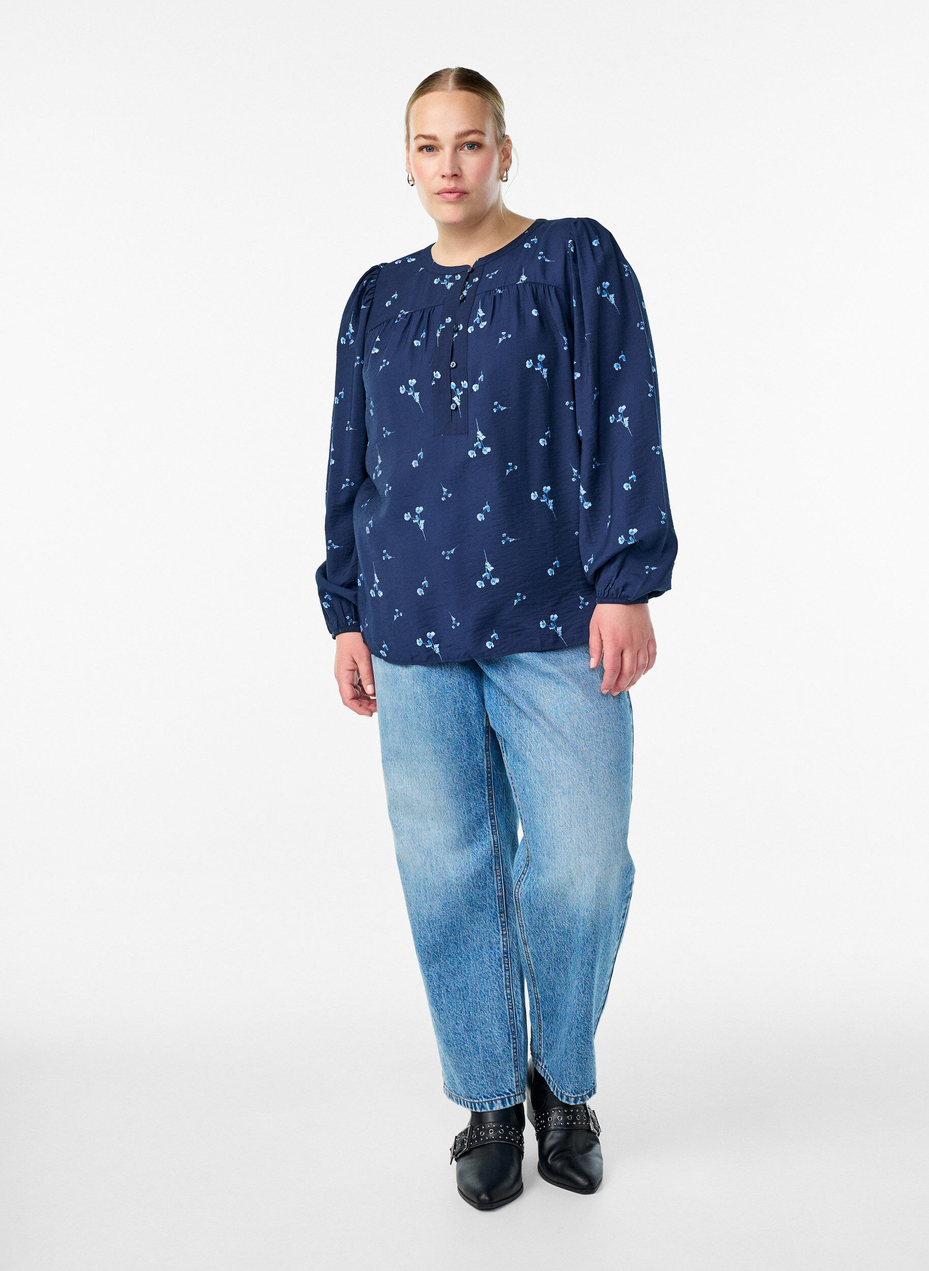 Zizzi Blouse met knoopsluiting en kleine bloemen, Blauw, Model image number 1