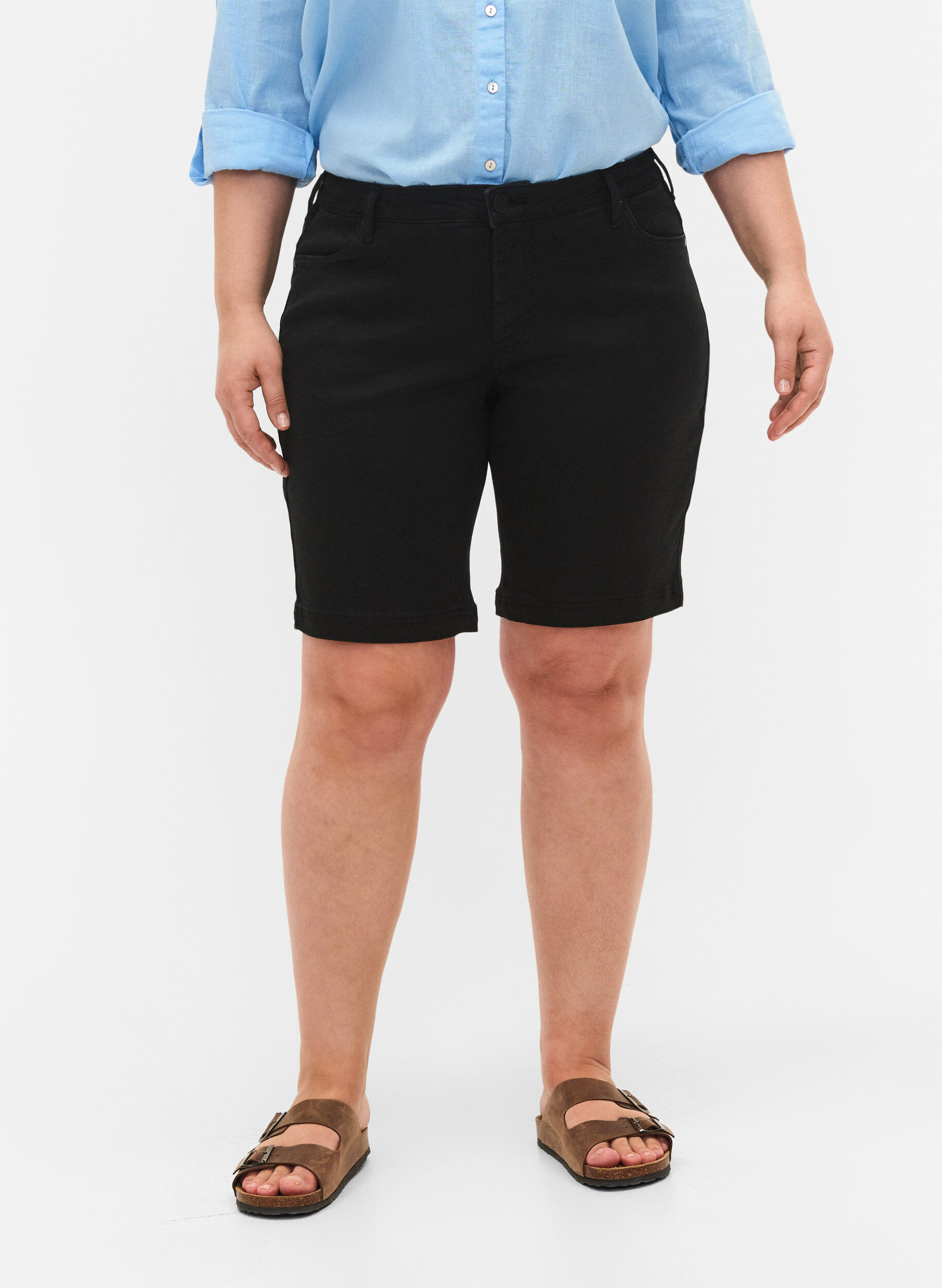 Zizzi slim fit Emily shorts met normale taille, Zwart, Model image number 4