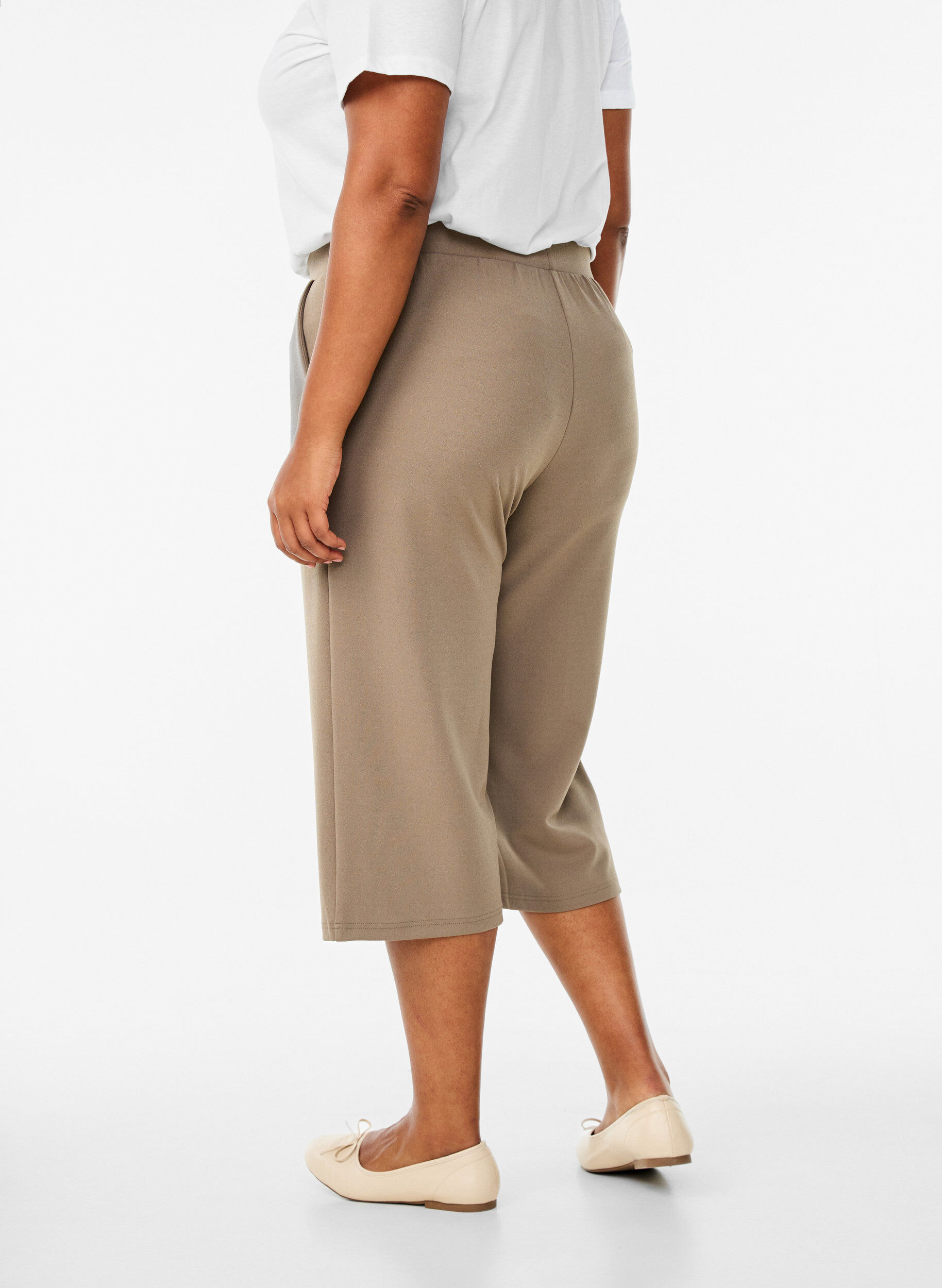 Zizzi Hoog getailleerde kniebroek met losse pasvorm, Bruin, Model image number 1