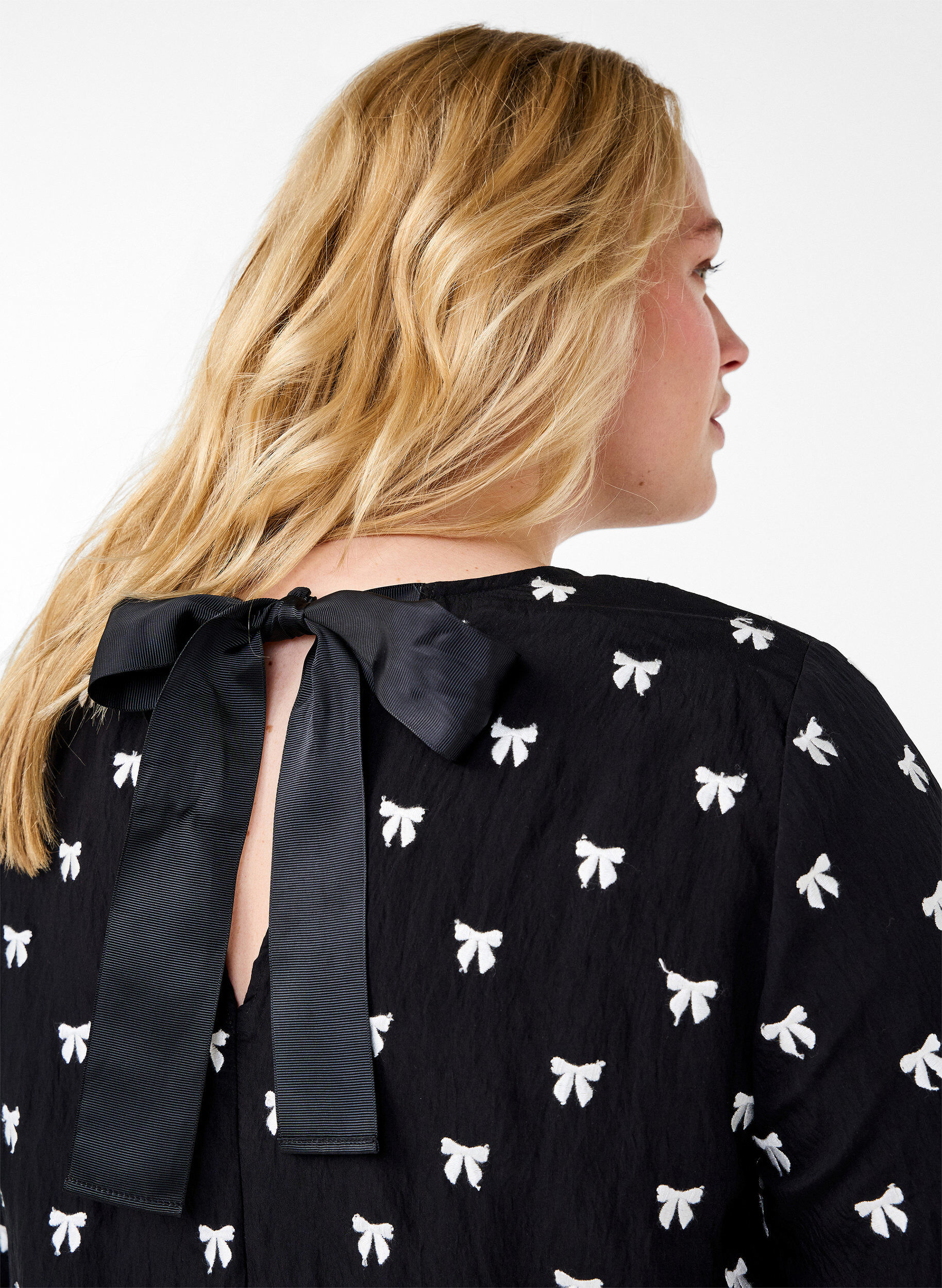 Zizzi Tuniek met strikjes en 3/4 mouwen, Zwart, Model image number 3