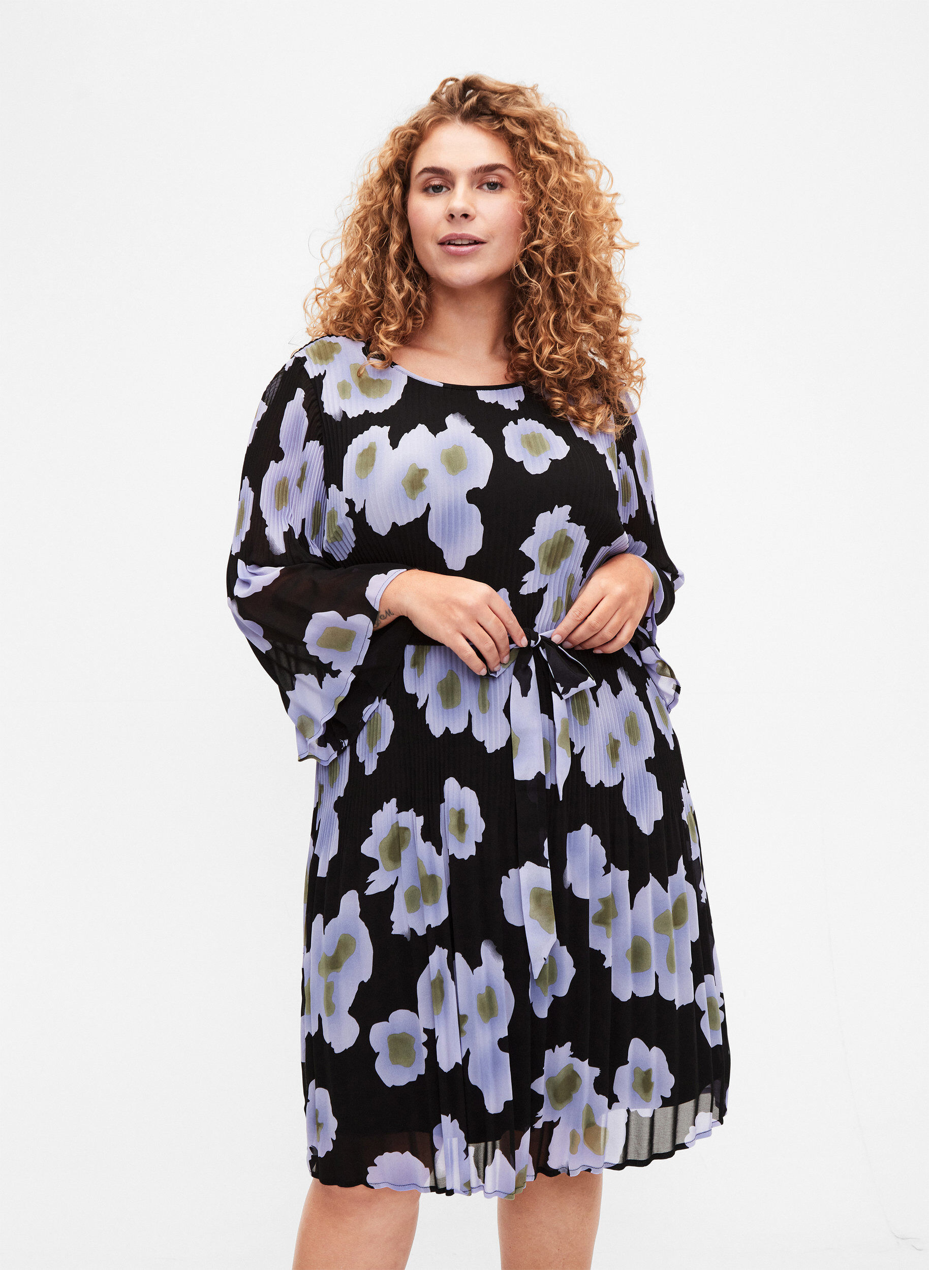 Zizzi Bedrukte geplooide jurk met bindband, Black w. Floral, Model image number 0
