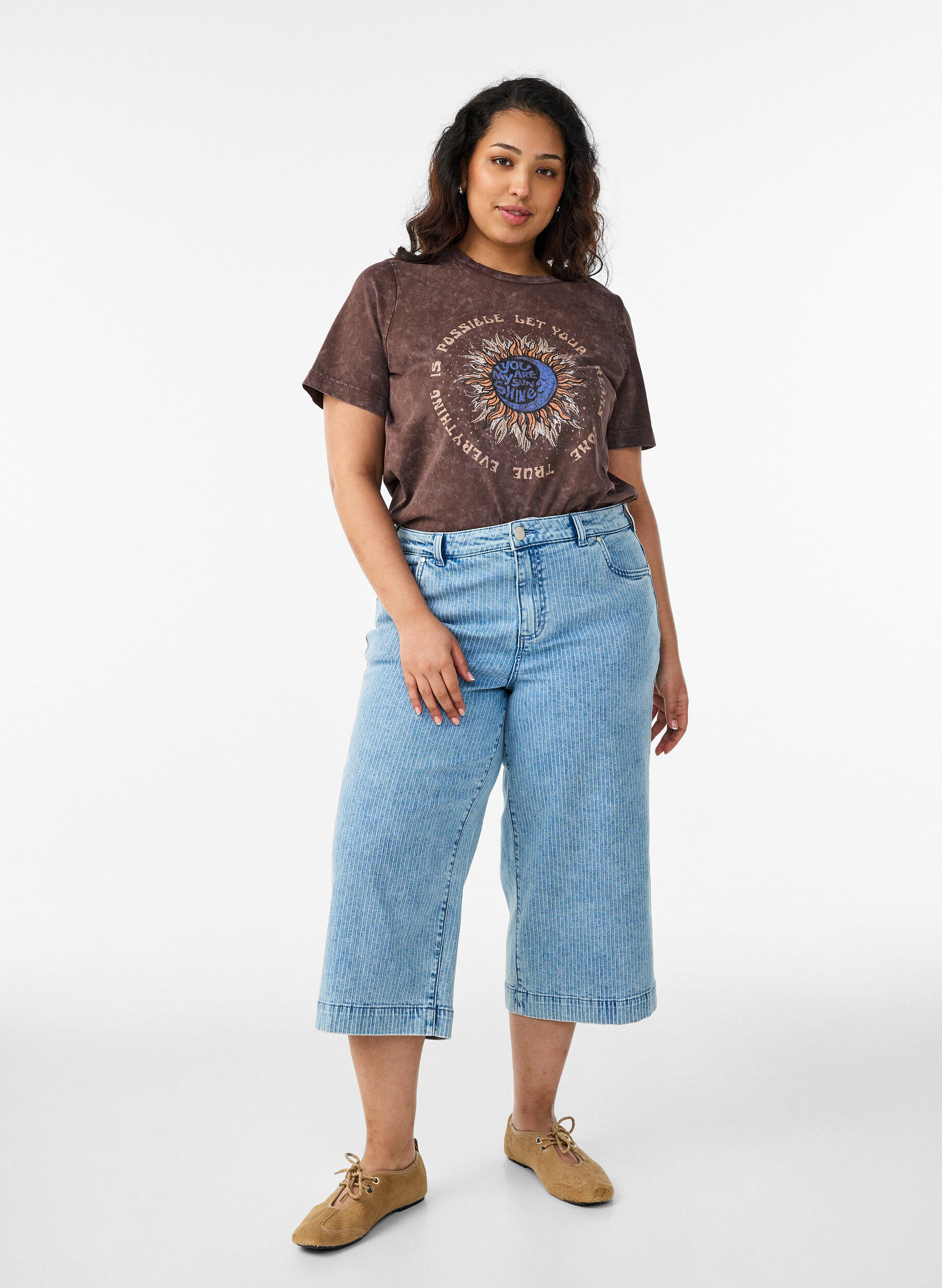 Zizzi Katoenen T-shirt met print aan de voorkant, Bruin, Model image number 1