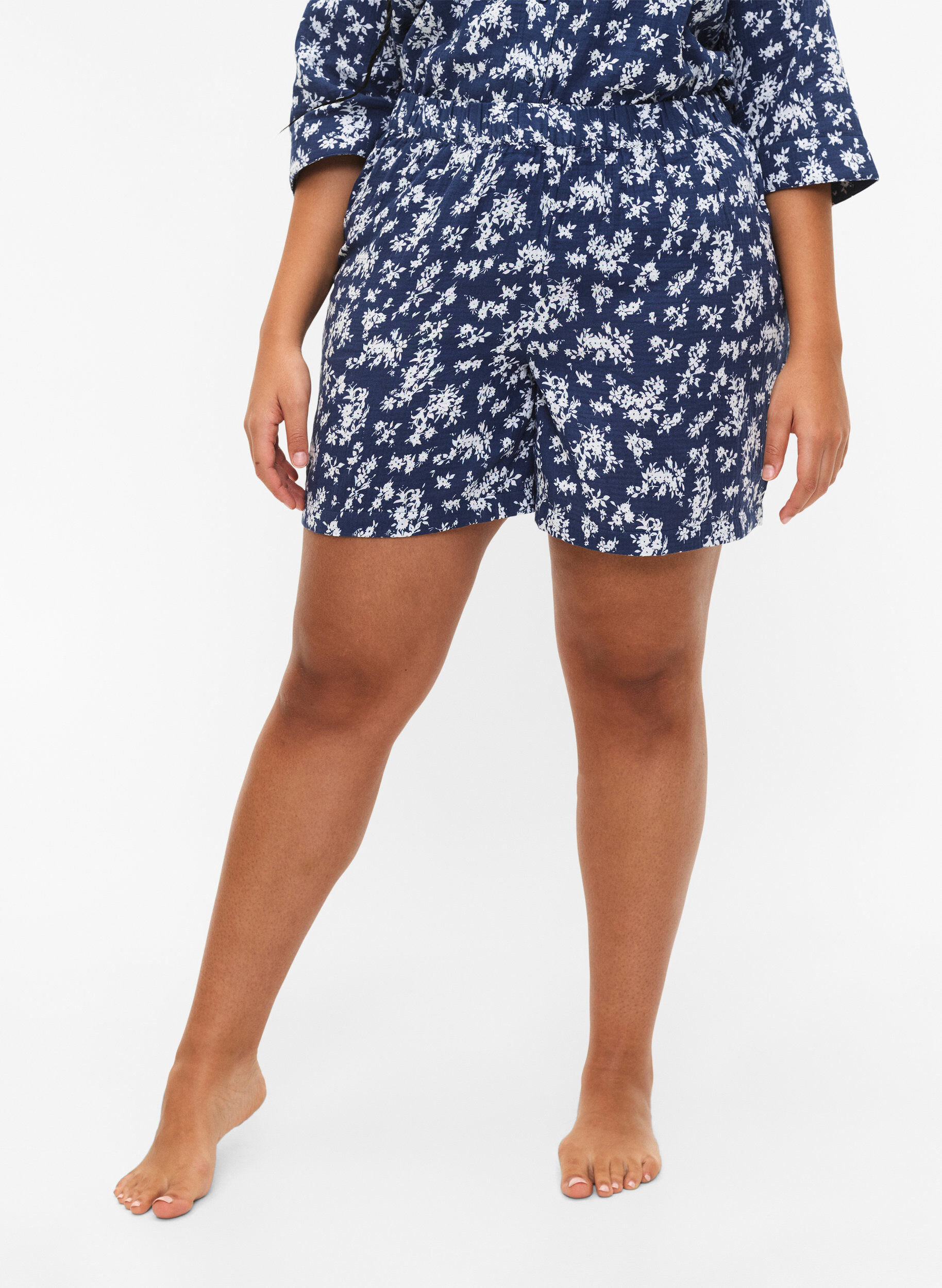 Zizzi Gebloemde katoenen korte pyjamabroek, V. Indigo Flower AOP, Model image number 2