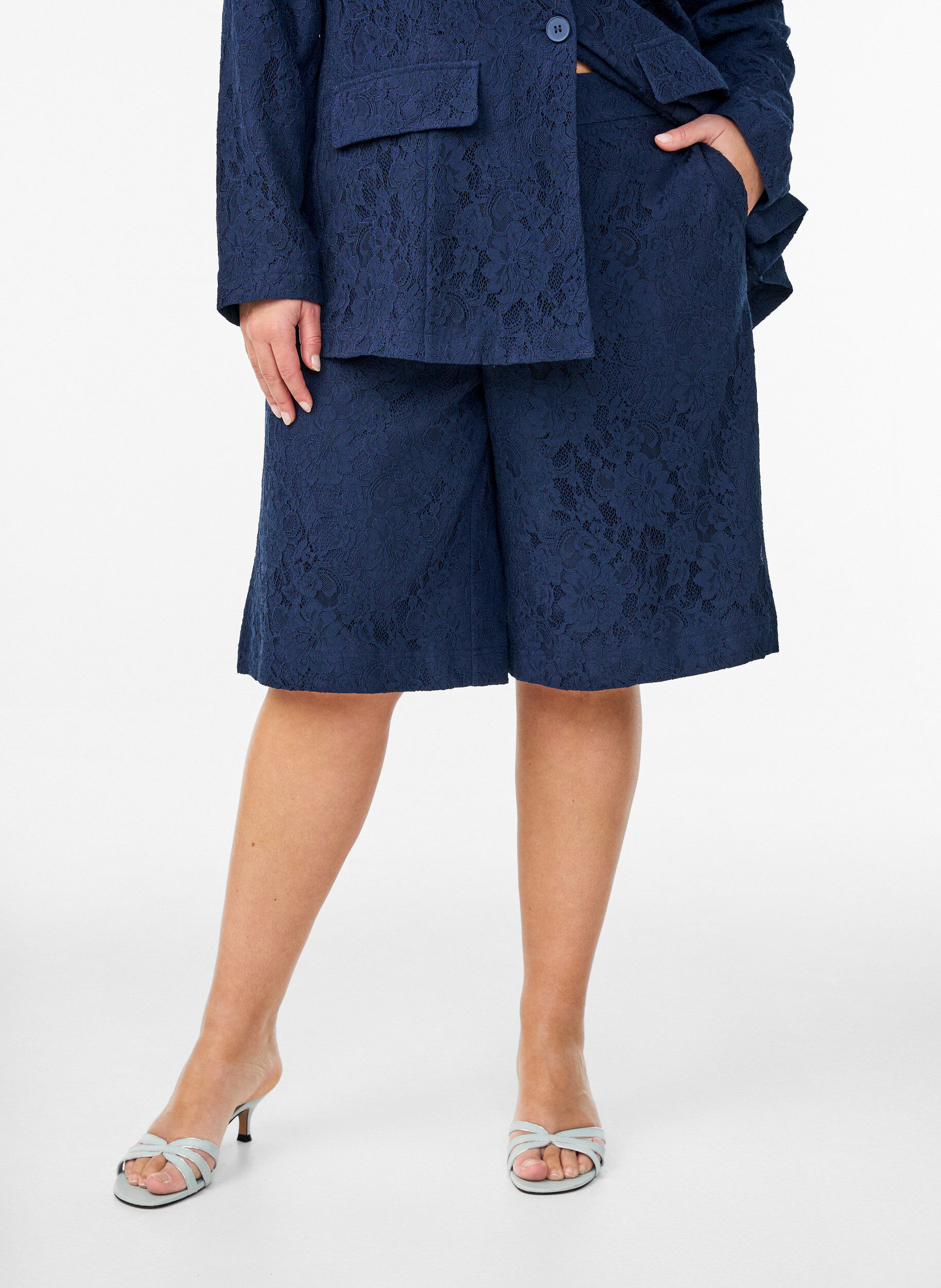 Zizzi Bermuda shorts van kant met hoge taille, Blauw, Model image number 3