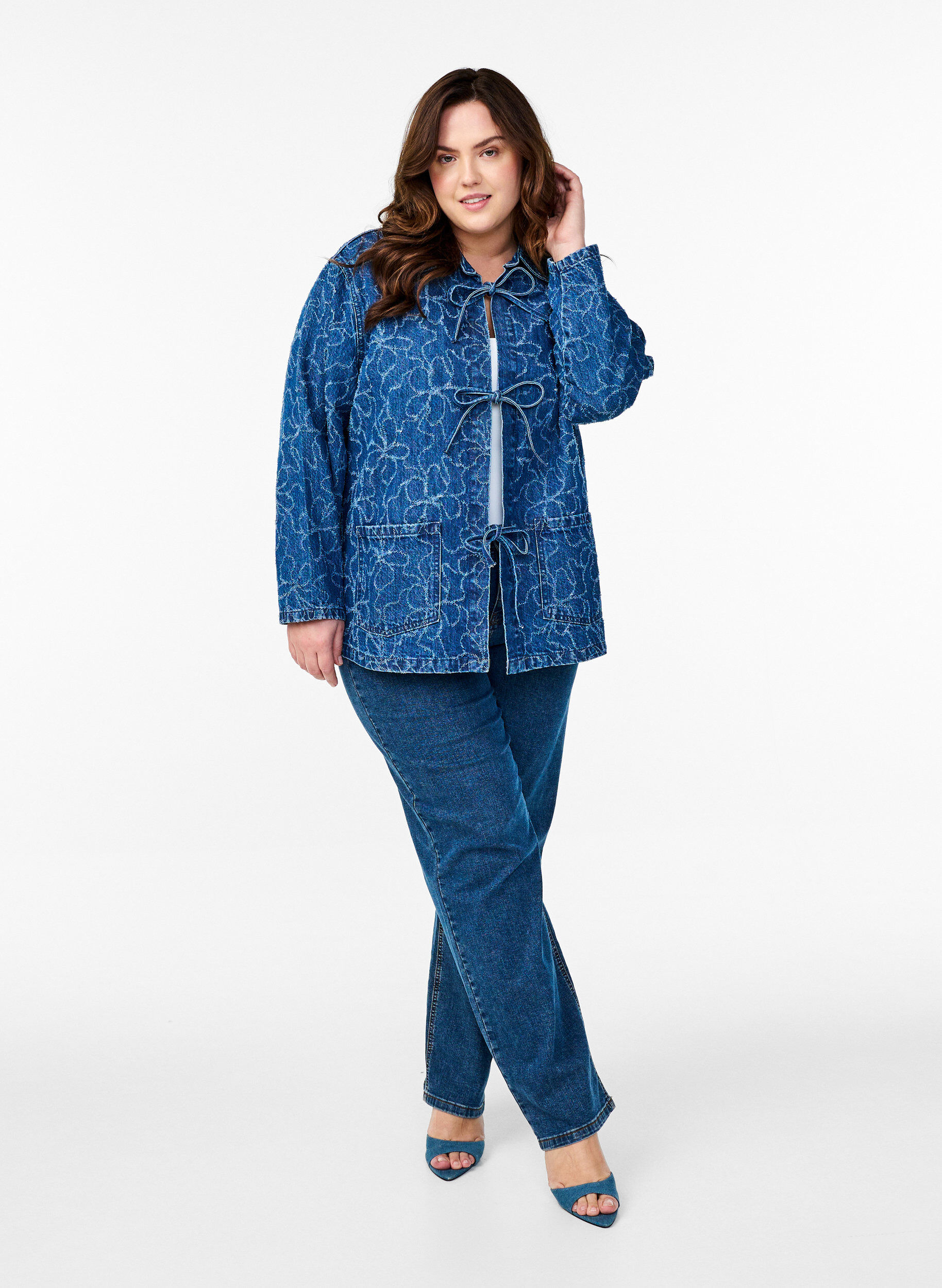 Zizzi Spijkerjack met striksluiting en zakken, Blue Denim Destroy, Model image number 3