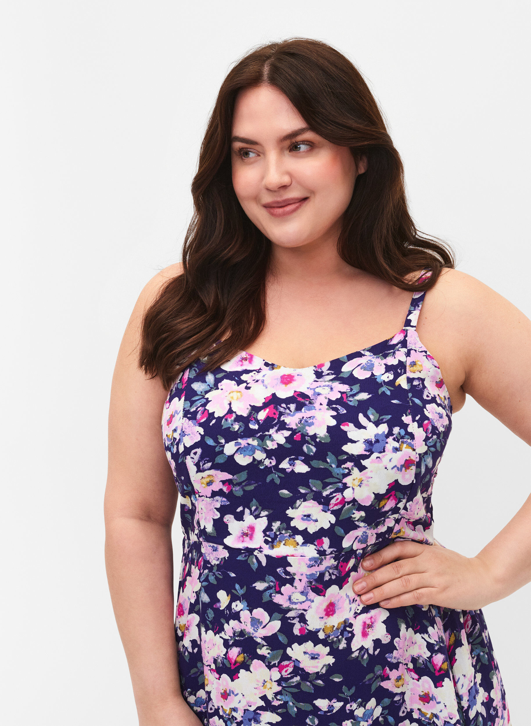 Zizzi Gebloemde viscose strappy jurk met smock, Blue Flower, Model image number 2