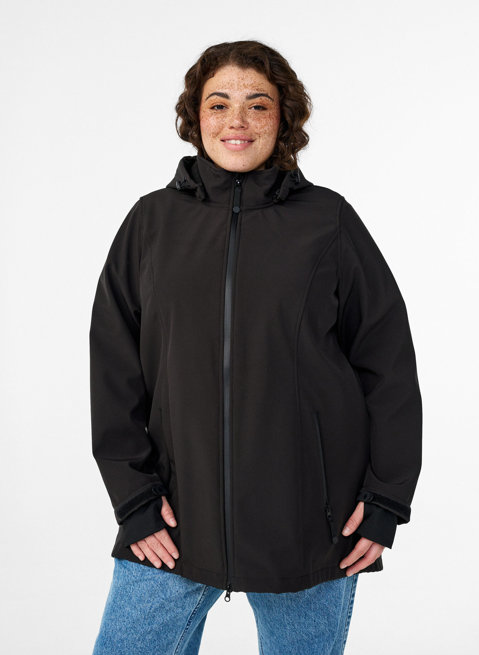 Kort softshelljack met afneembare capuchon, Zwart, Model