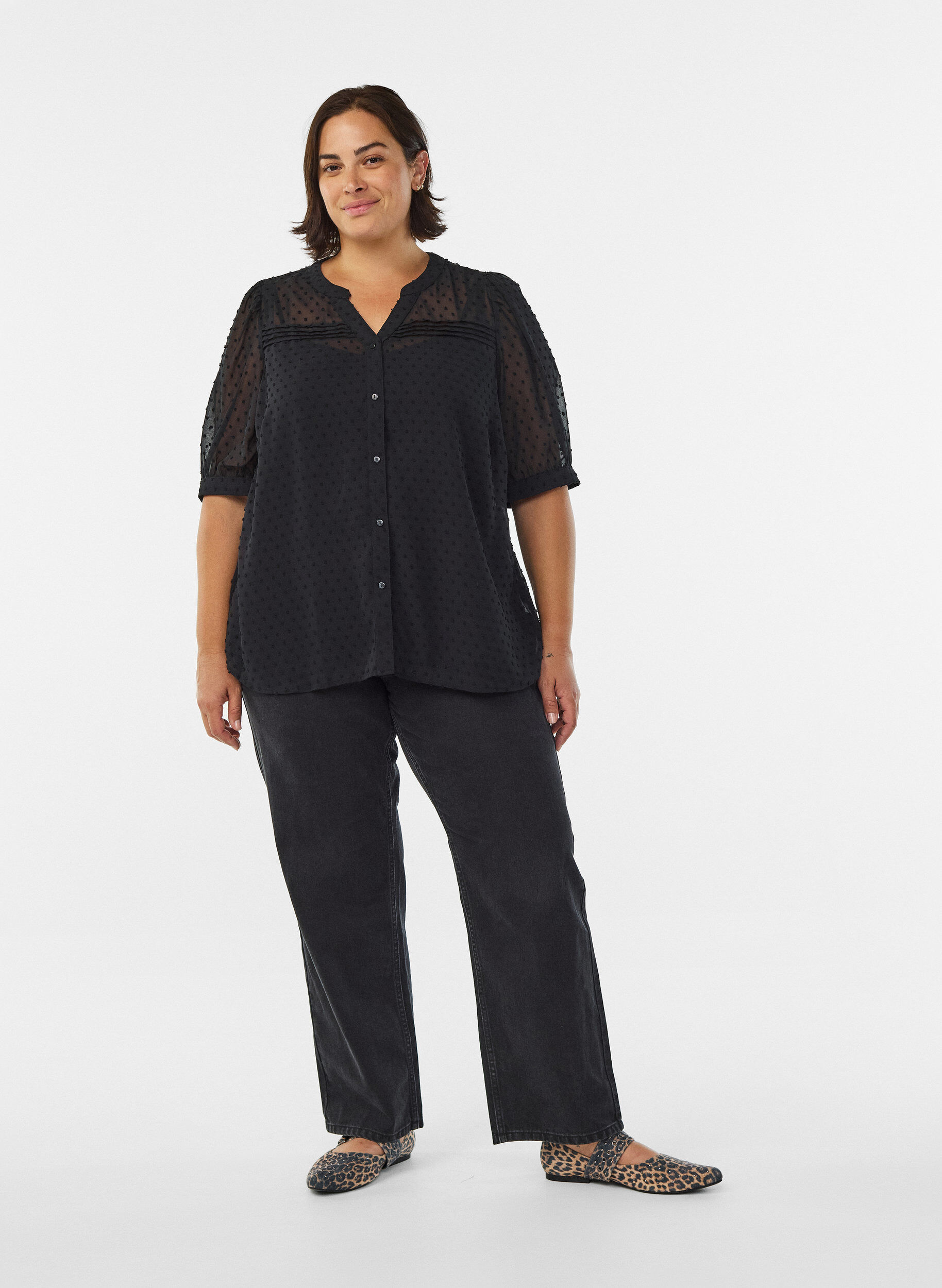 Zizzi Blouse met korte mouwen en een gestippelde textuur, Zwart, Model image number 1