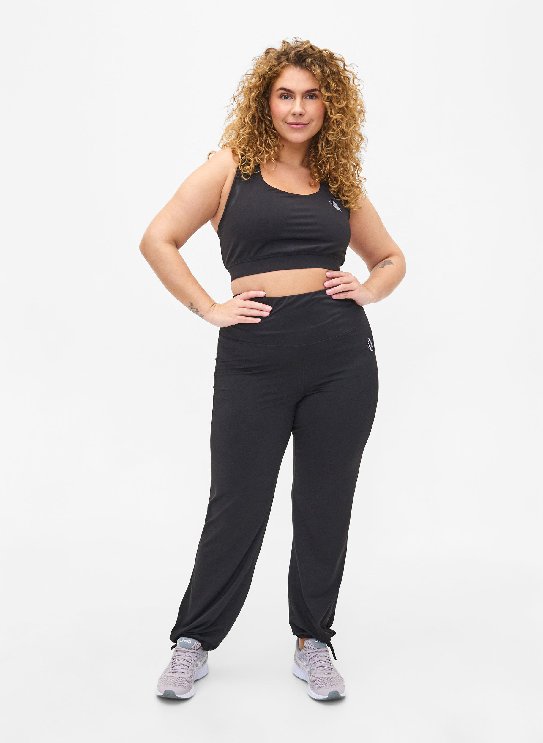 Zizzi Sportbeha met gekruiste bandjes op de rug, Black, Model image number 2