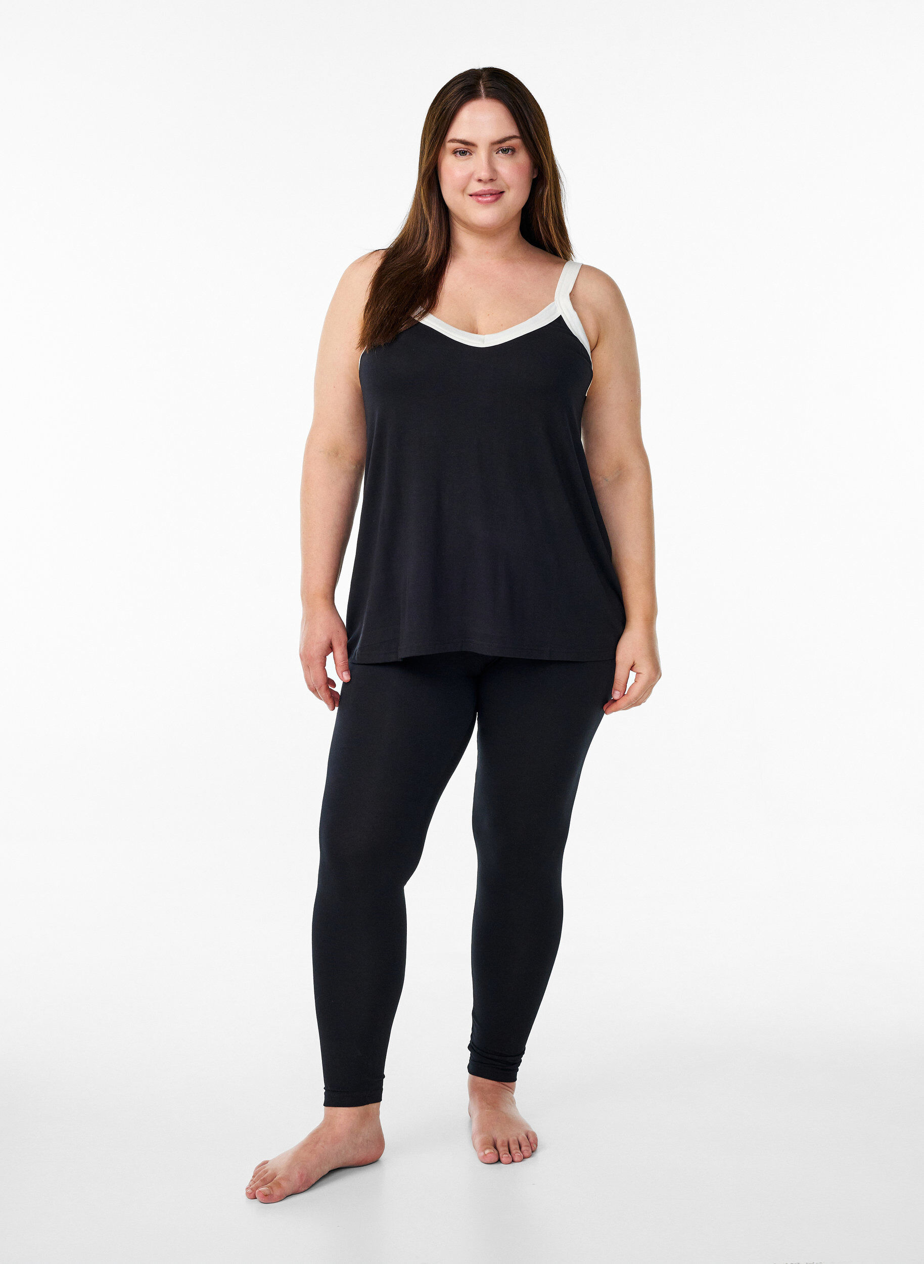 Zizzi Nacht top met bandjes en V-hals, Zwart, Model image number 1