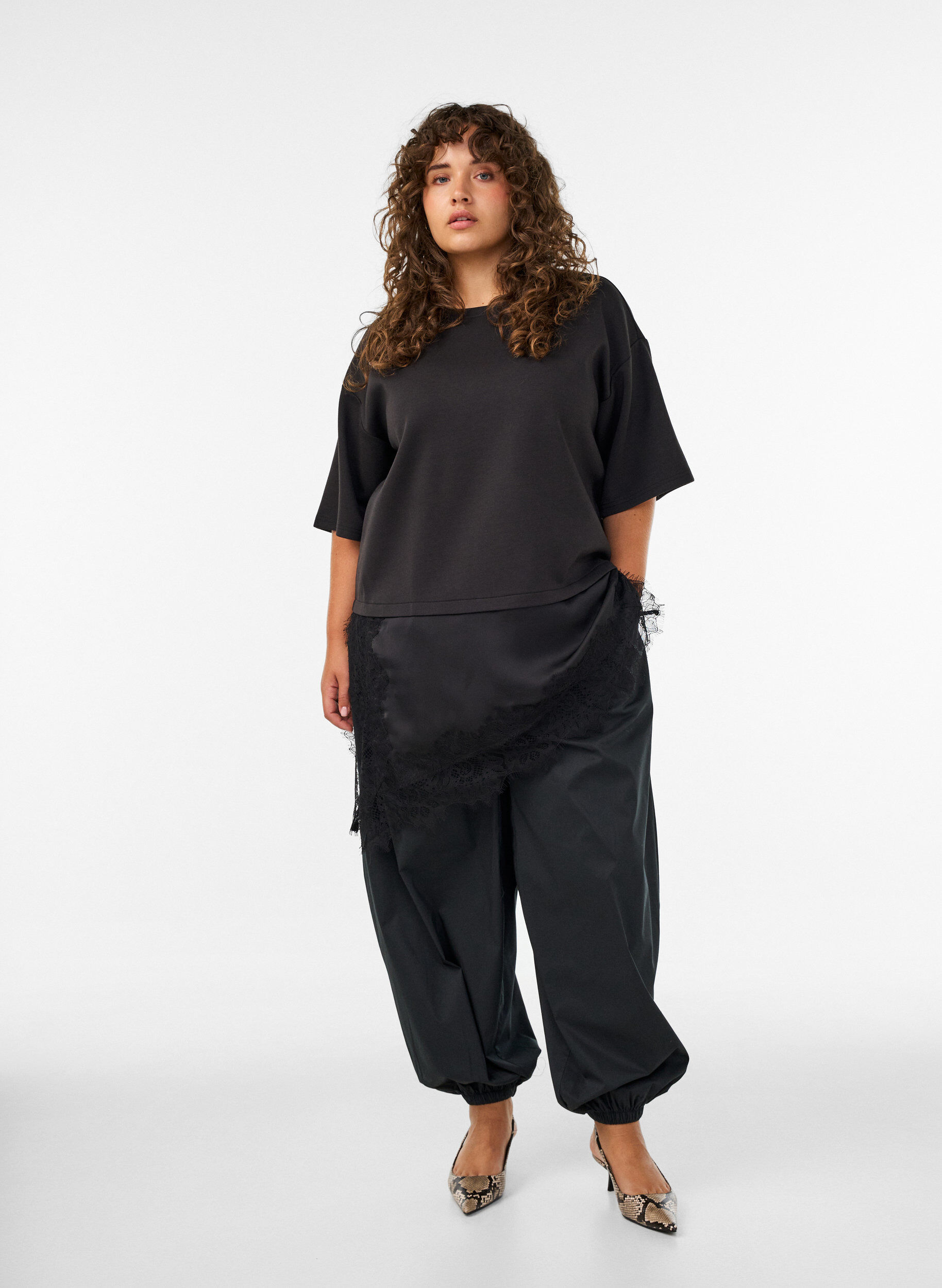 ZizziBallonbroek met zakken en een elastische tailleband, Zwart, Model image number 1