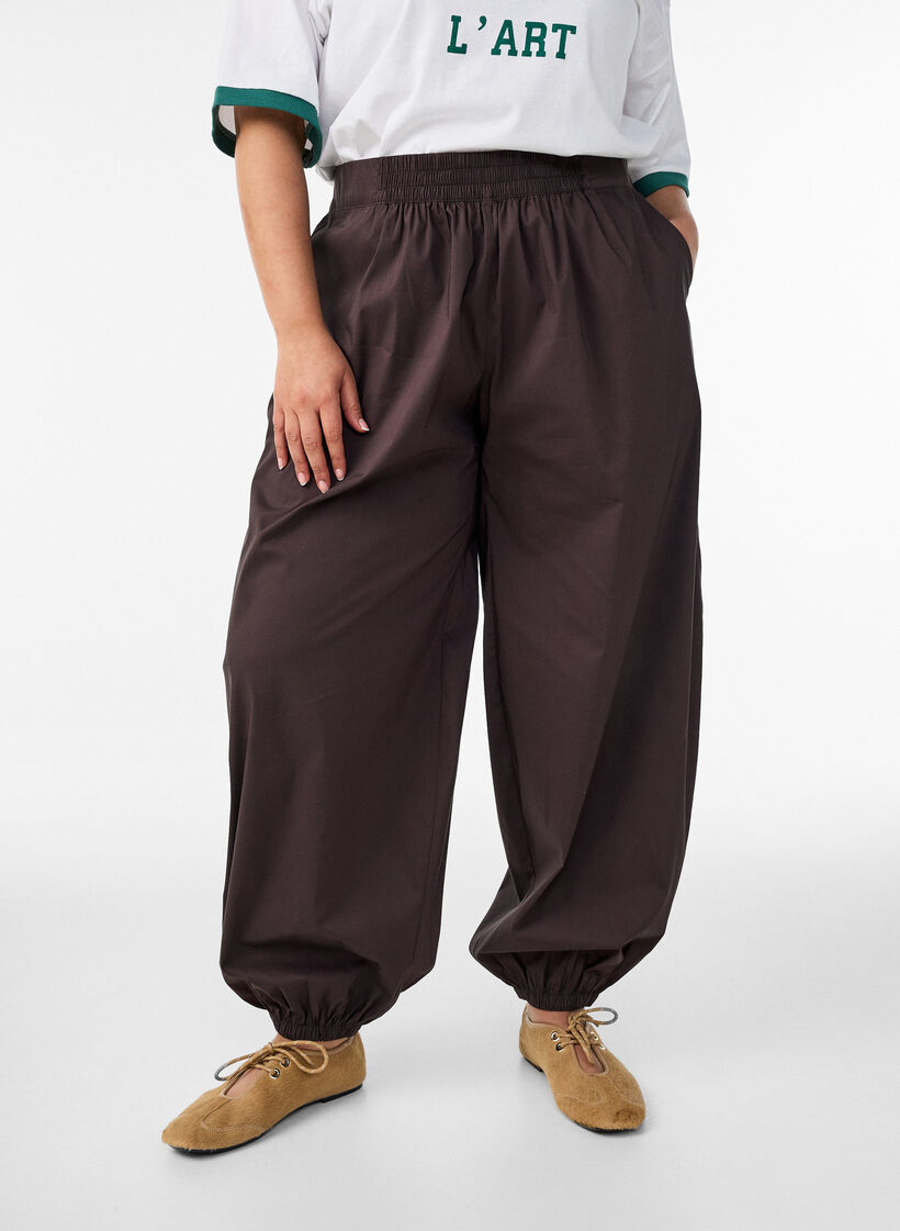 Ballonbroek met zakken en een elastische tailleband, Bruin, Model image number 2