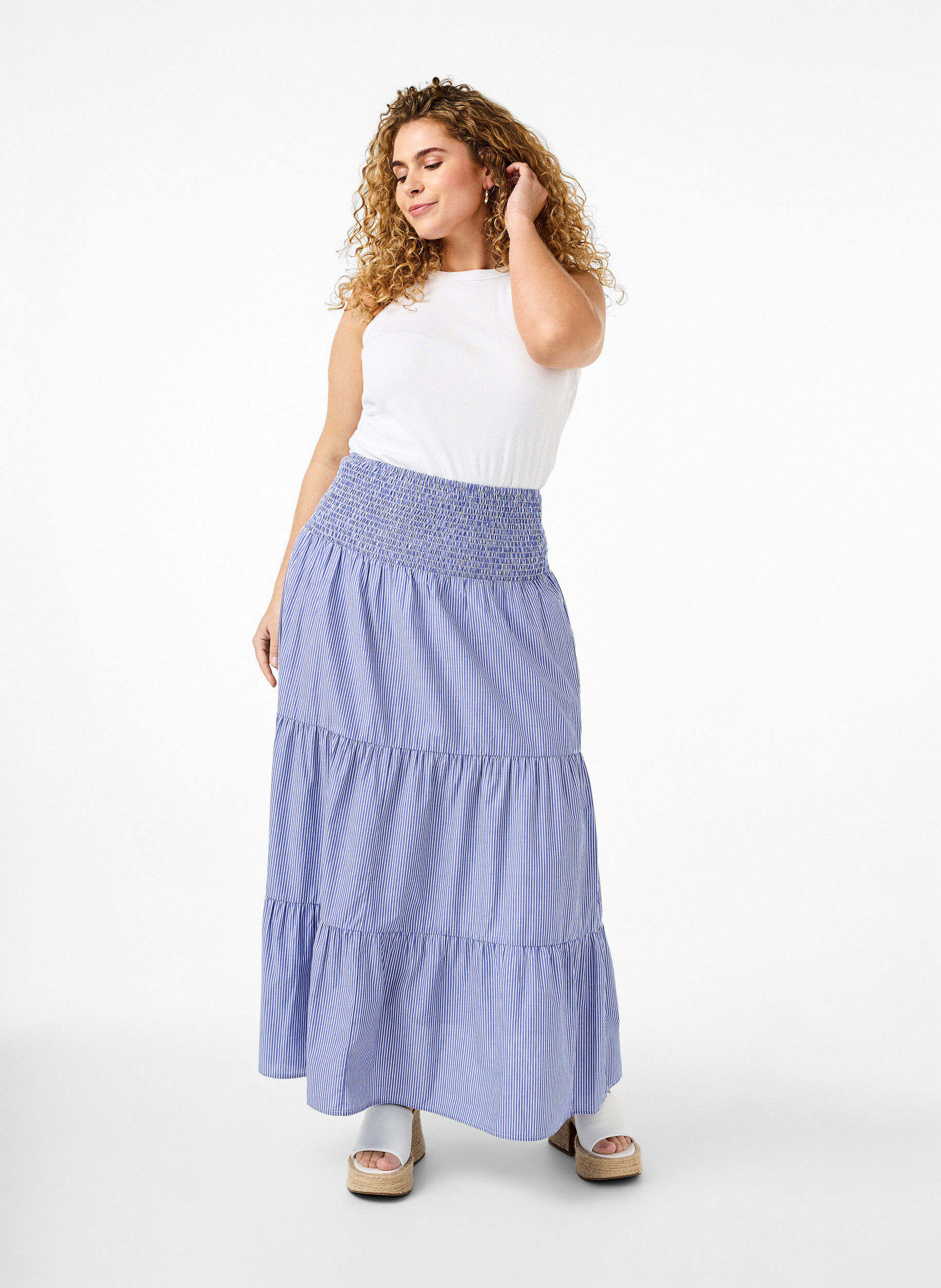 Zizzi Gestreepte maxi rok met smokwerk, Baja Blue Stripe, Model image number 0