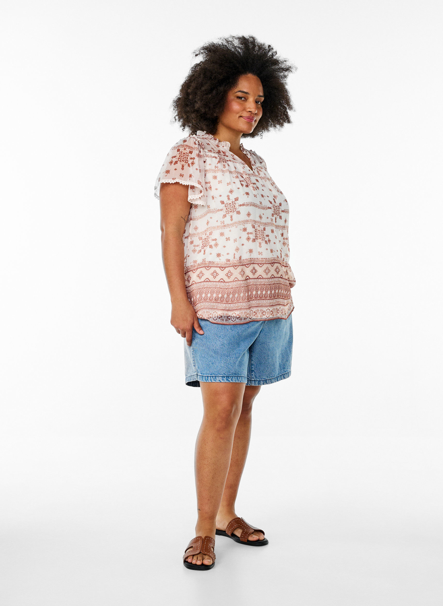 Zizzi Blouse met patroon, ruches en korte mouwen, Vanille, Model image number 1