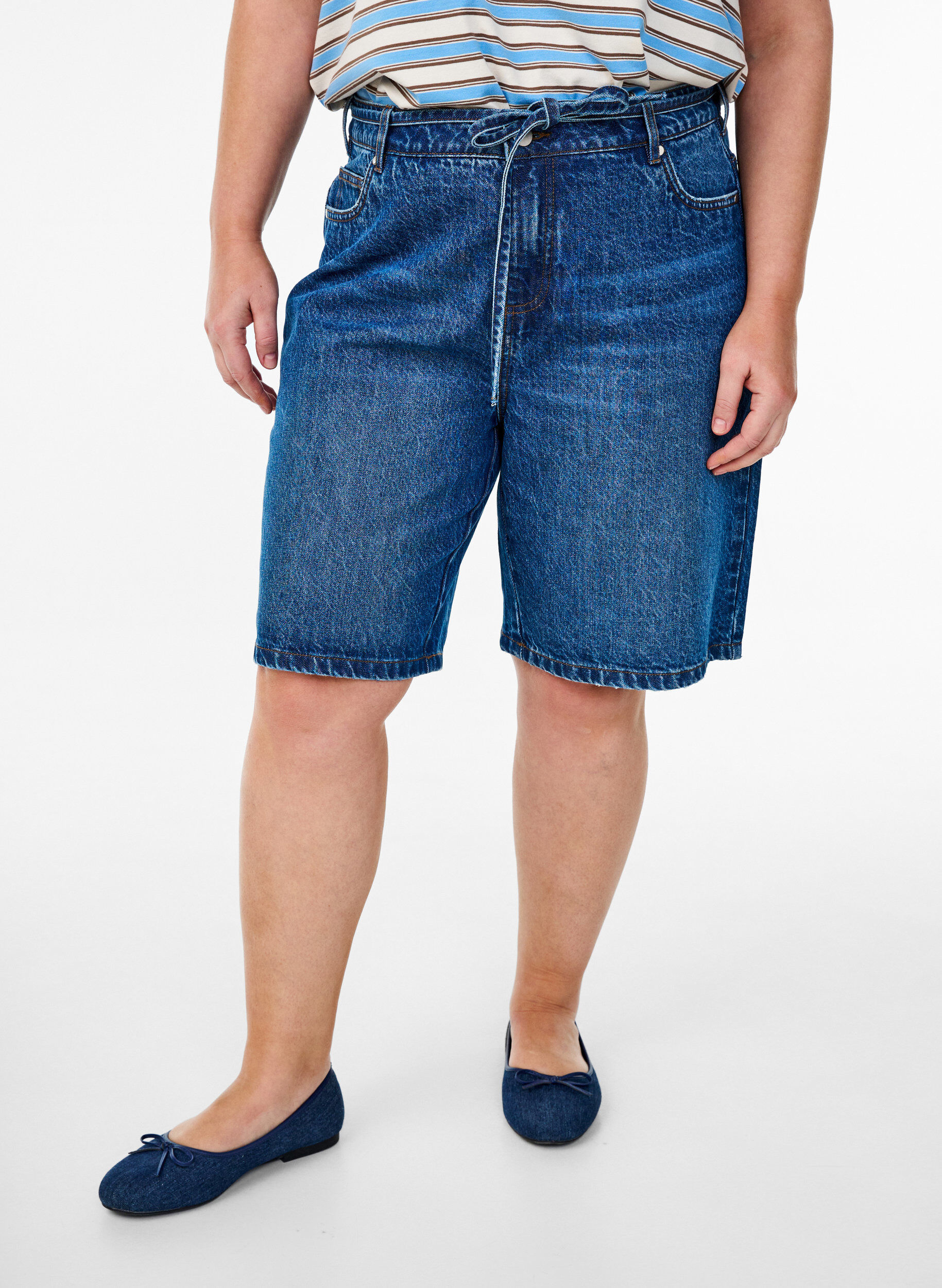 Zizzi Strakke pasvorm denim shorts met strikriem, Blauw, Model image number 3