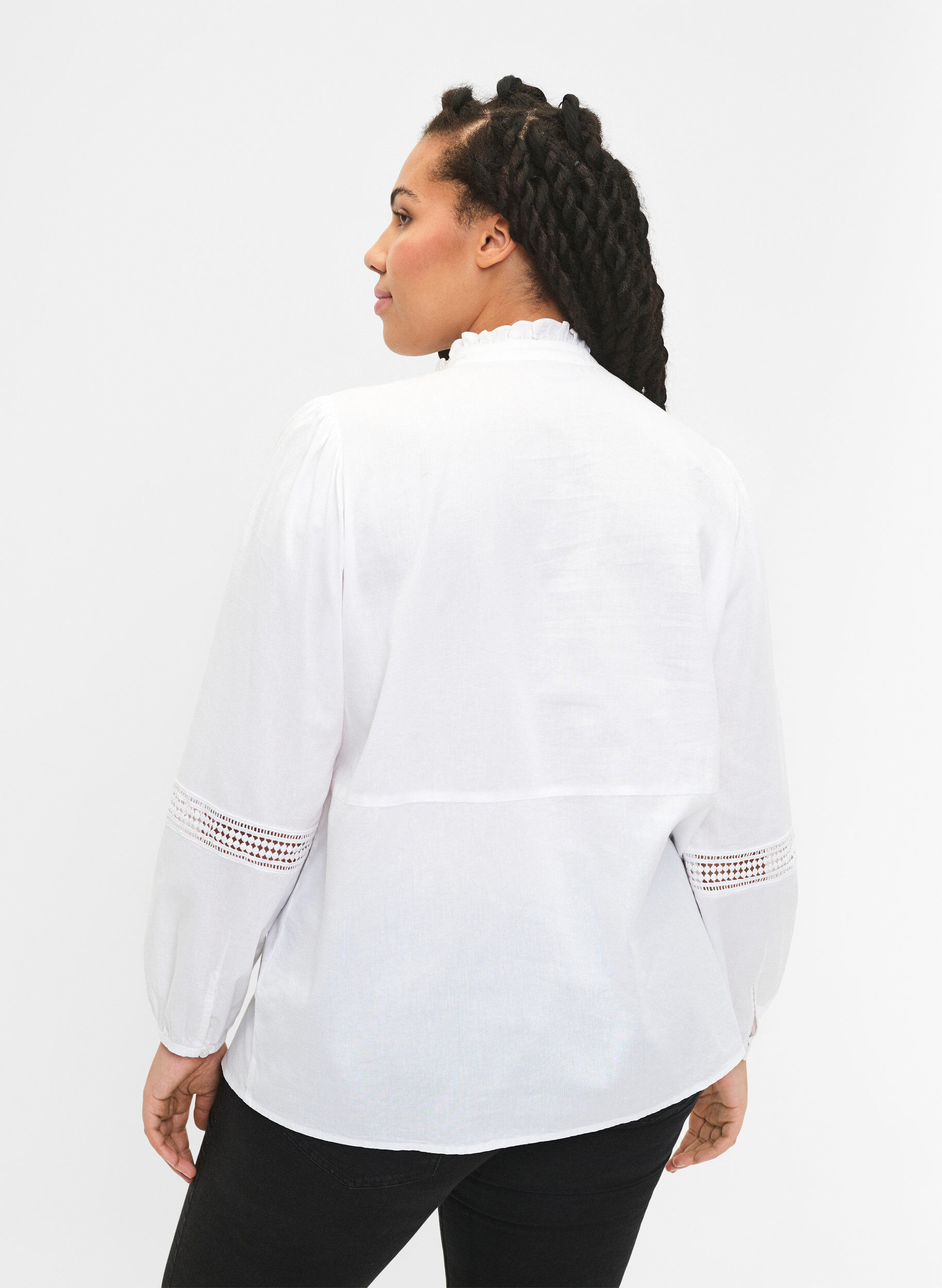 Zizzi Overhemdblouse met ruches op de kraag en een gehaakte band, Bright White, Model image number 1